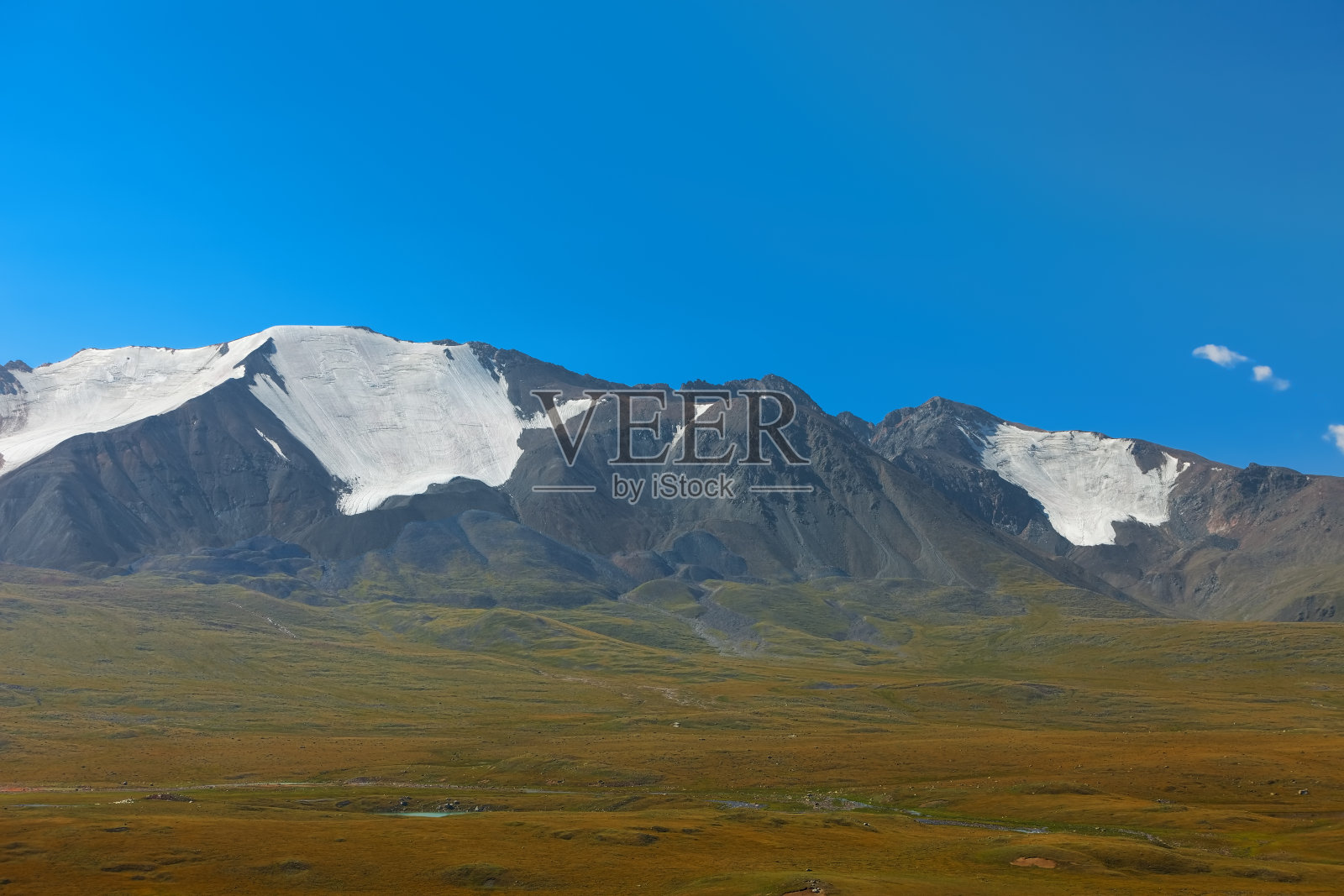 阿尔泰山脉。美丽的高原风光。蒙古照片摄影图片