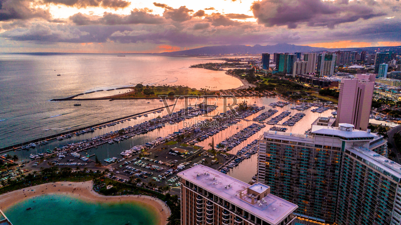 鸟瞰图Wakiki海滩摩天大楼在日落，檀香山，瓦胡岛，夏威夷照片摄影图片