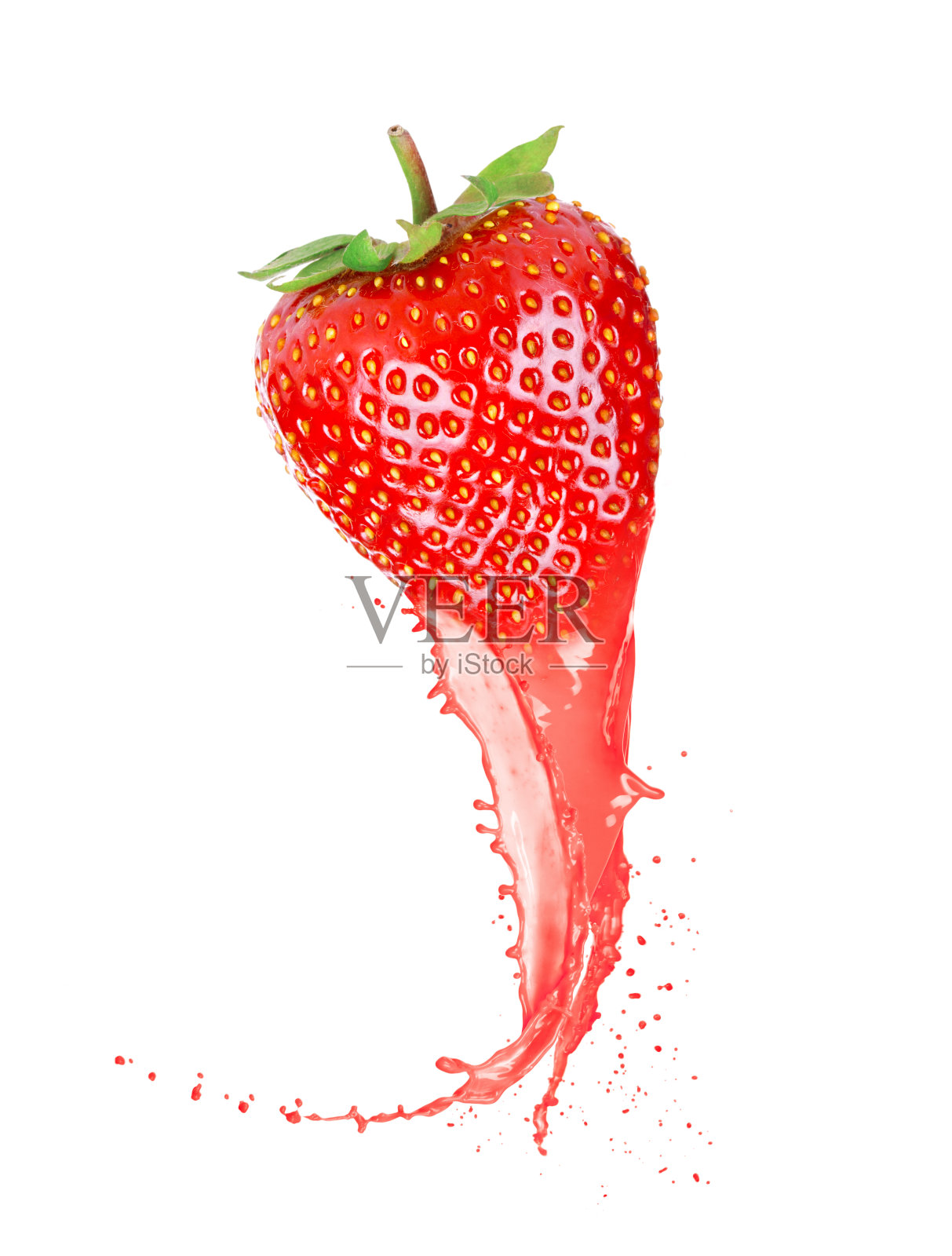 白色背景上分离出果汁的成熟草莓照片摄影图片