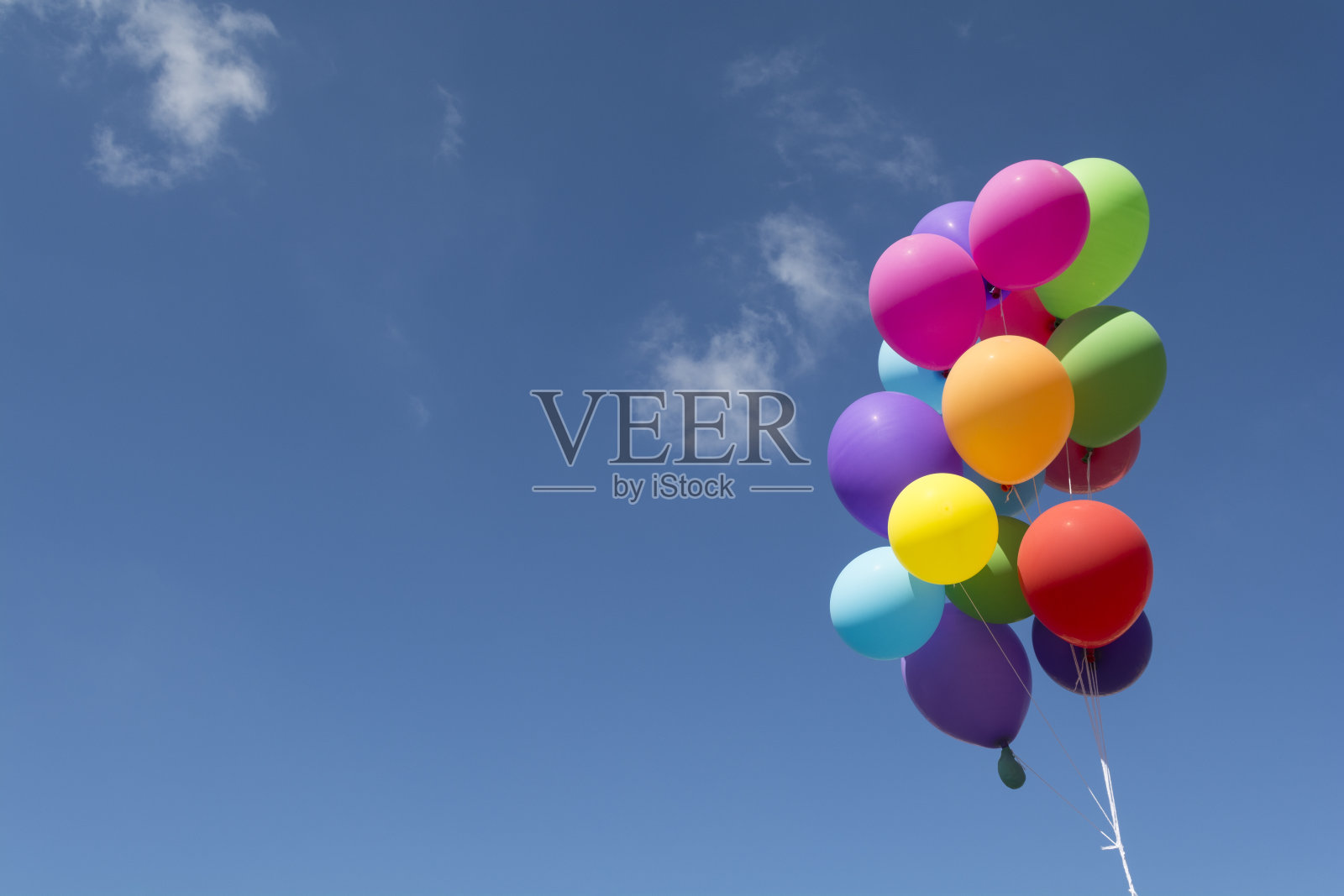 五颜六色的气球在蓝色的天空中飞翔照片摄影图片