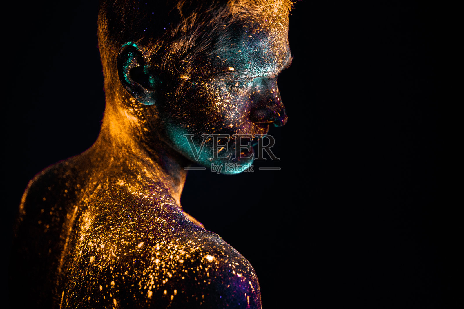 一个男人用荧光紫外线画的肖像。照片摄影图片