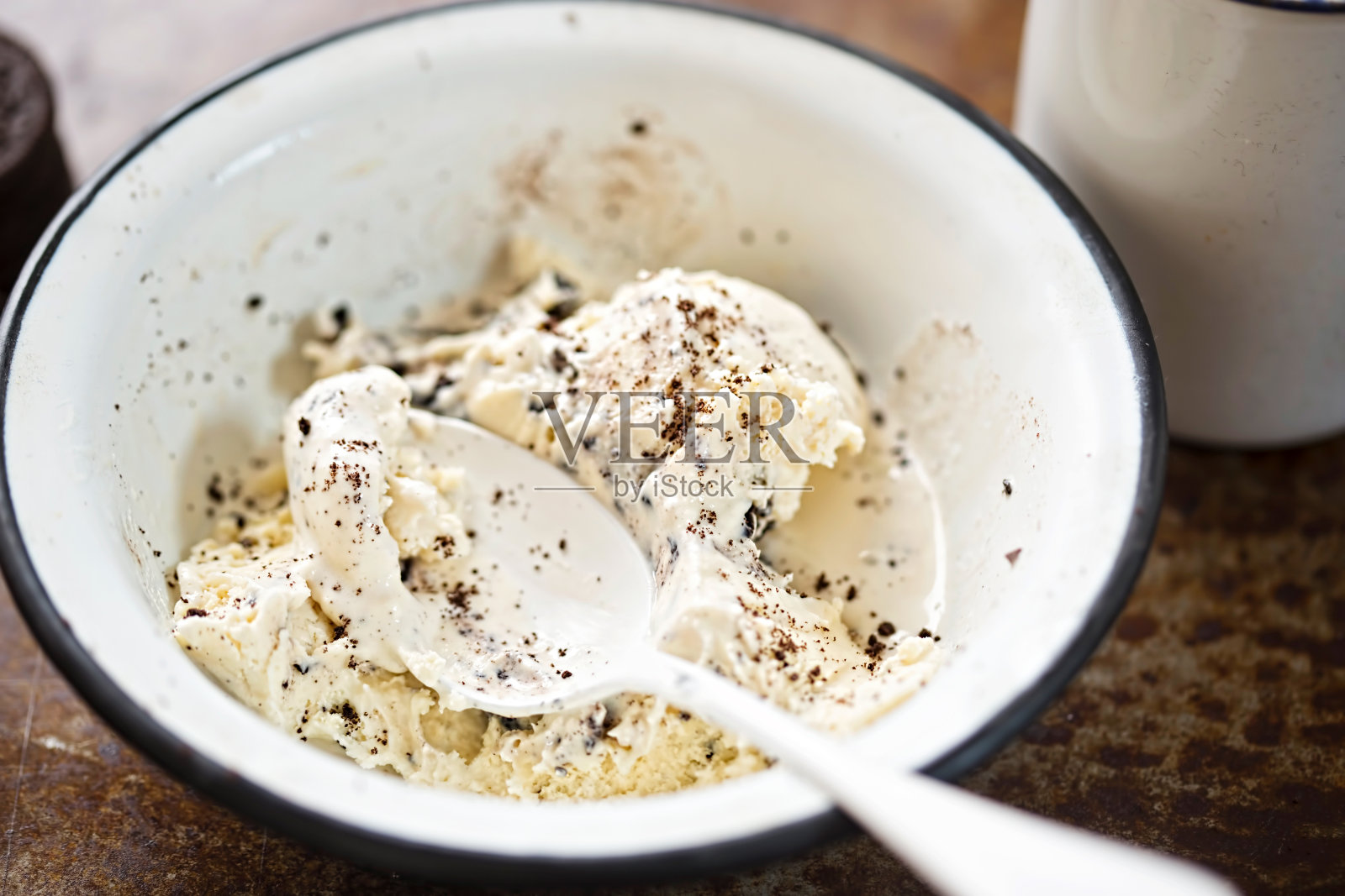 饼干和奶油冰淇淋在白色的碗里照片摄影图片