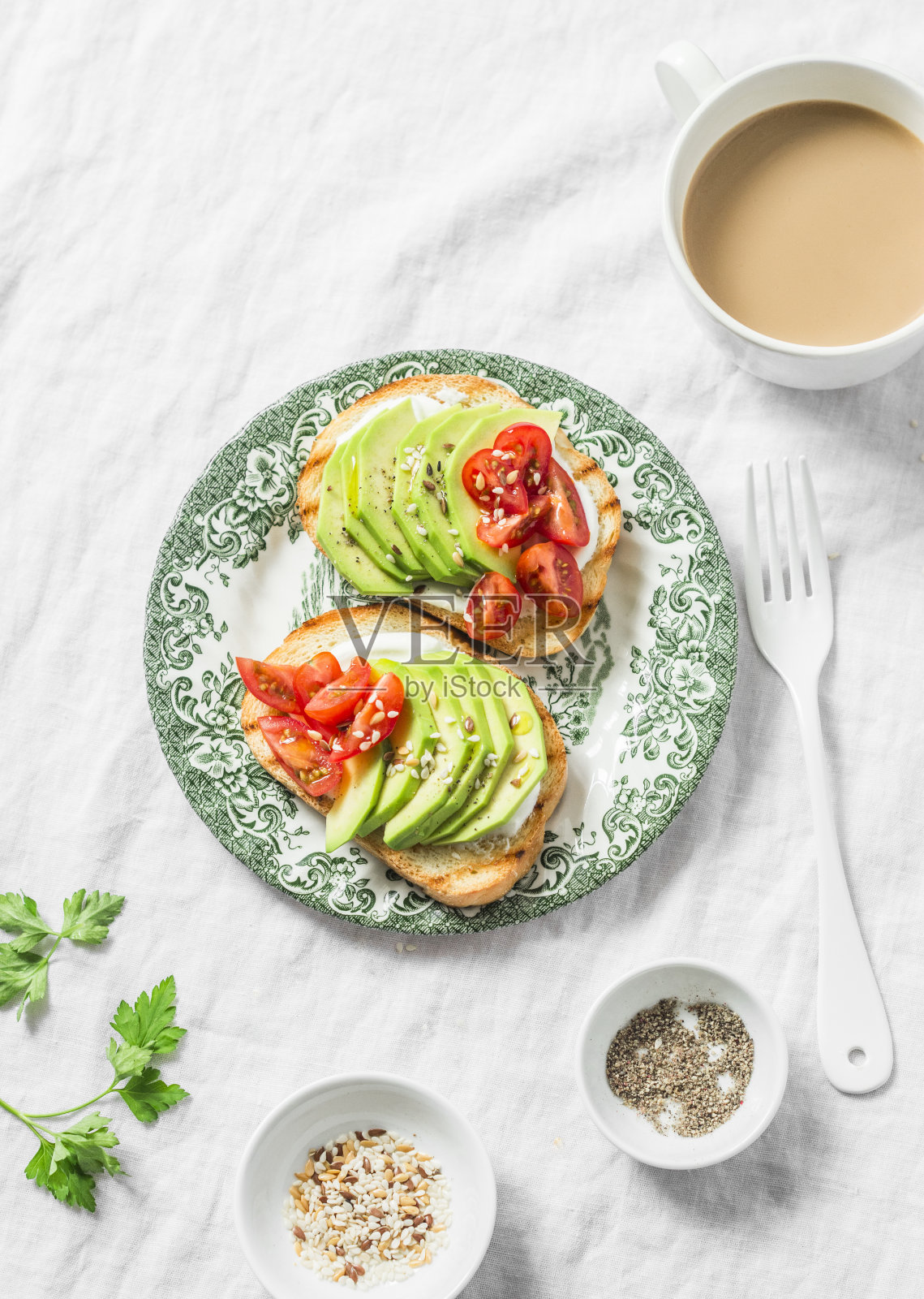 鳄梨，软奶酪，樱桃番茄三明治和牛奶茶在一个轻的背景，俯视图。健康的零食,早餐照片摄影图片