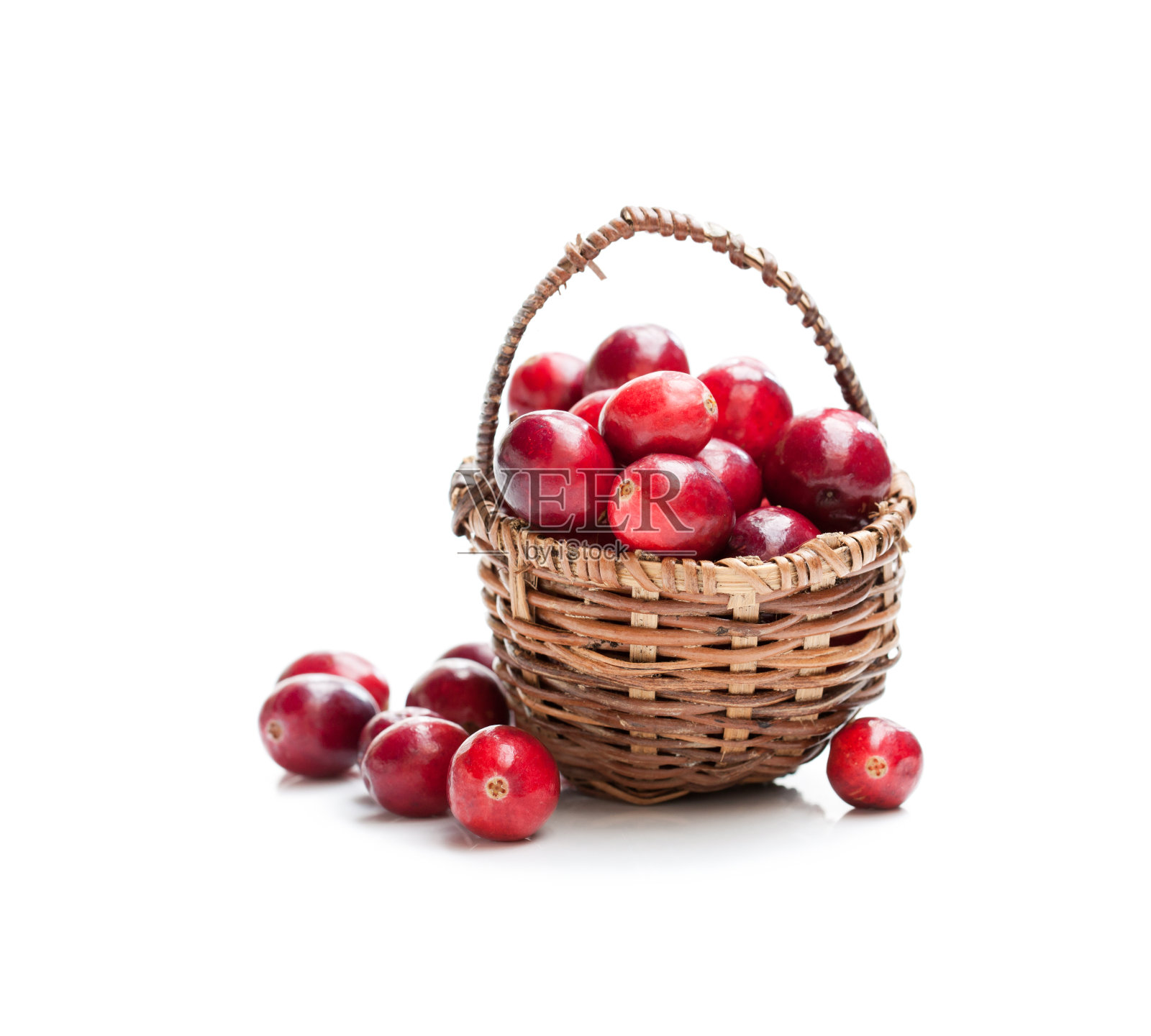 新鲜的蔓越莓在小柳条篮子孤立在白色背景照片摄影图片