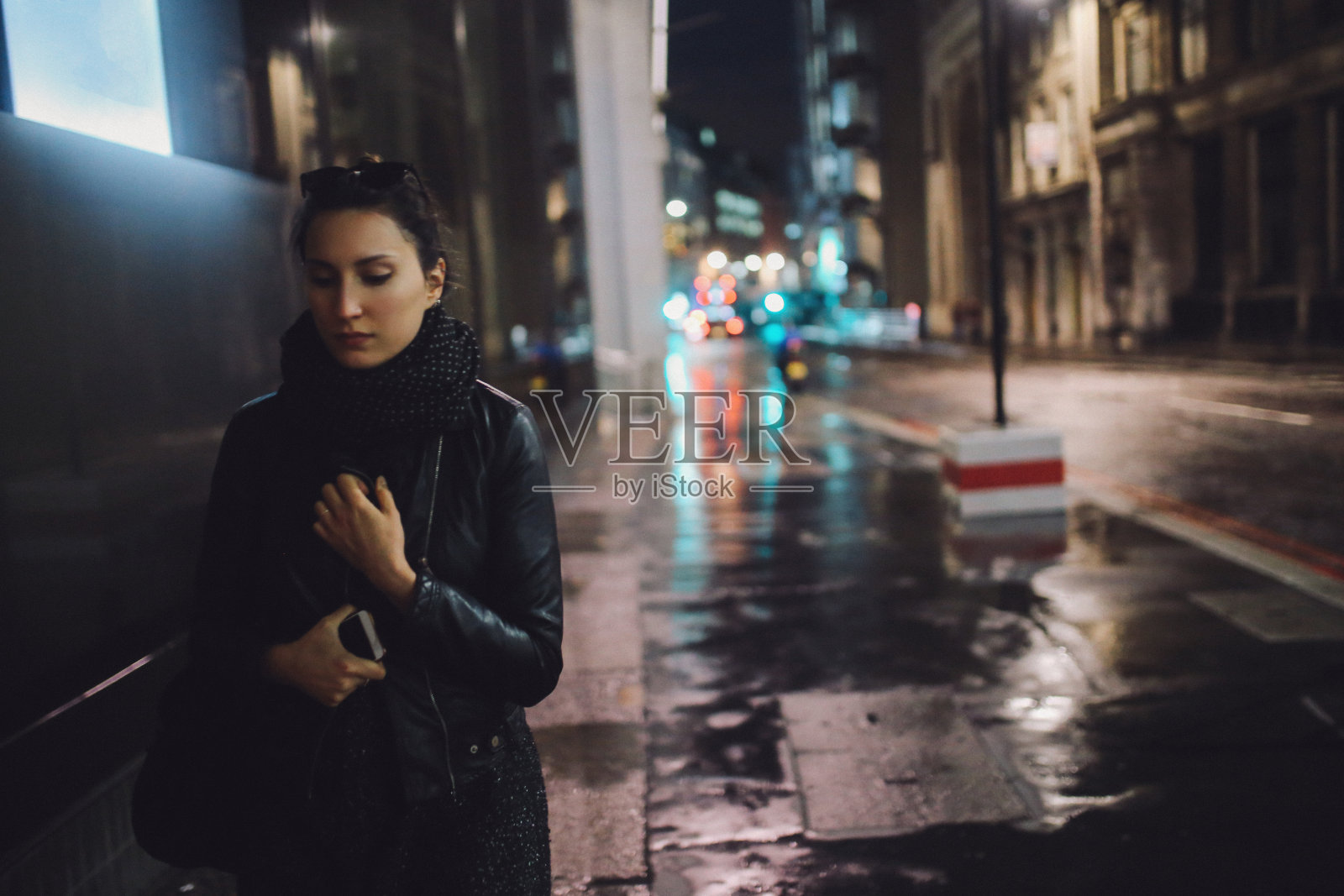 一个年轻女子独自走在伦敦的街道上照片摄影图片