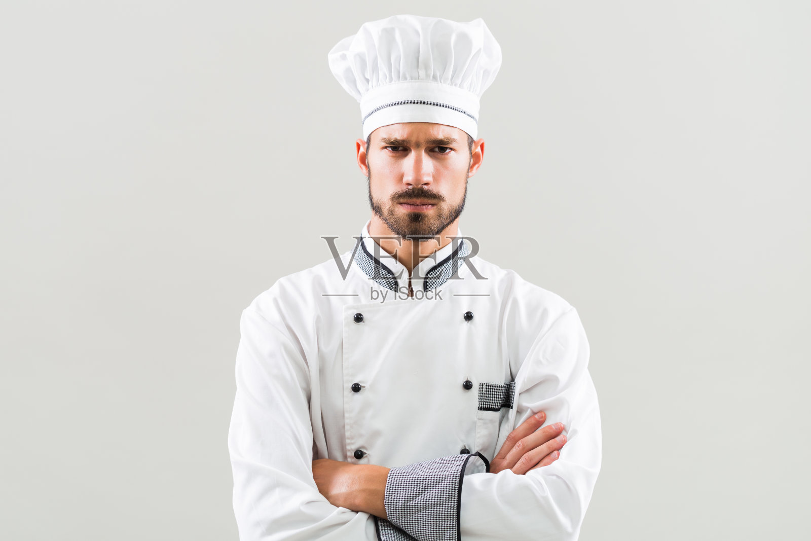灰色背景上的愤怒厨师照片摄影图片