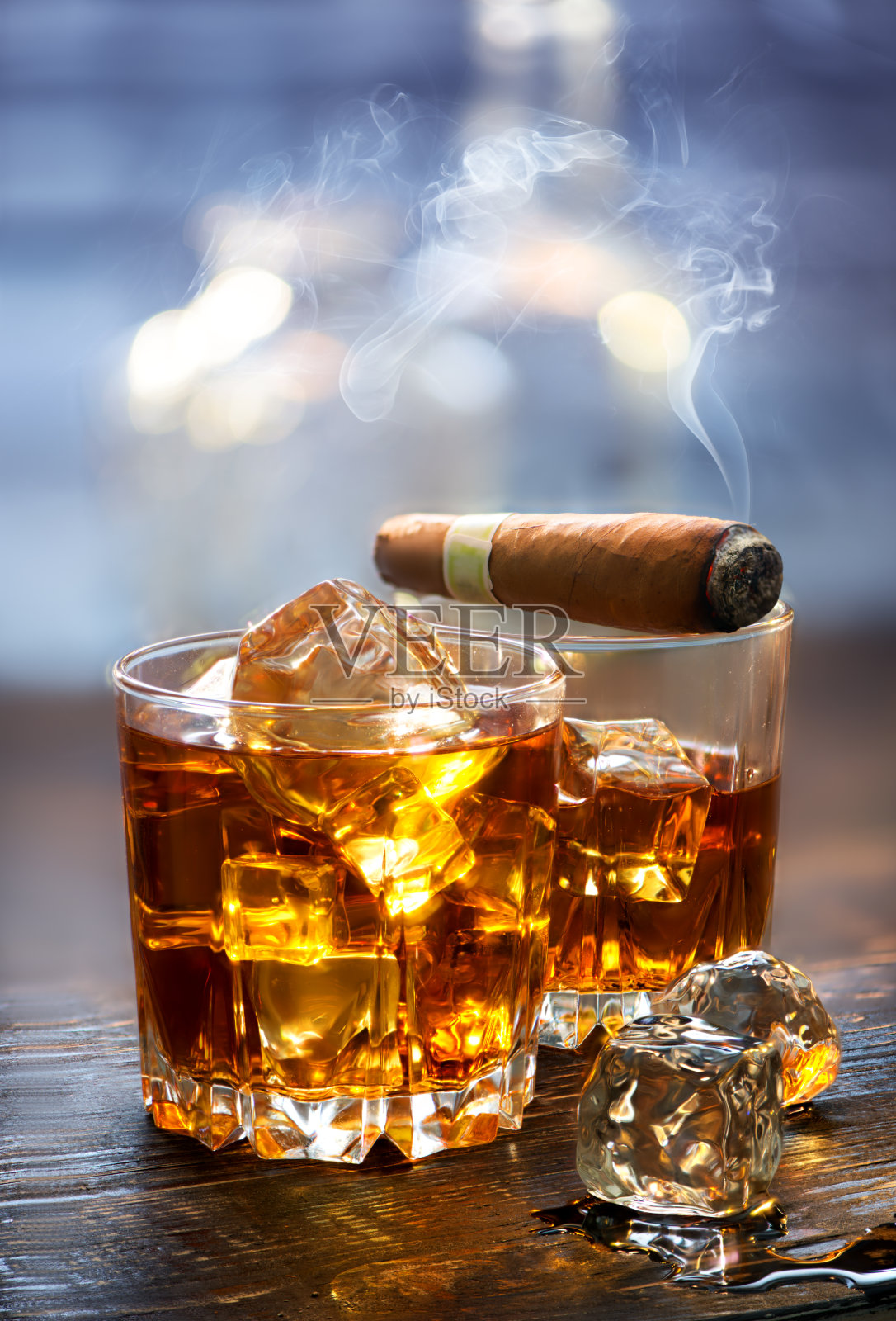 威士忌和雪茄照片摄影图片