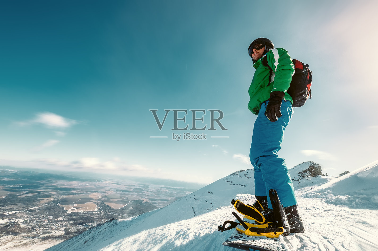 滑雪者呆在山顶照片摄影图片