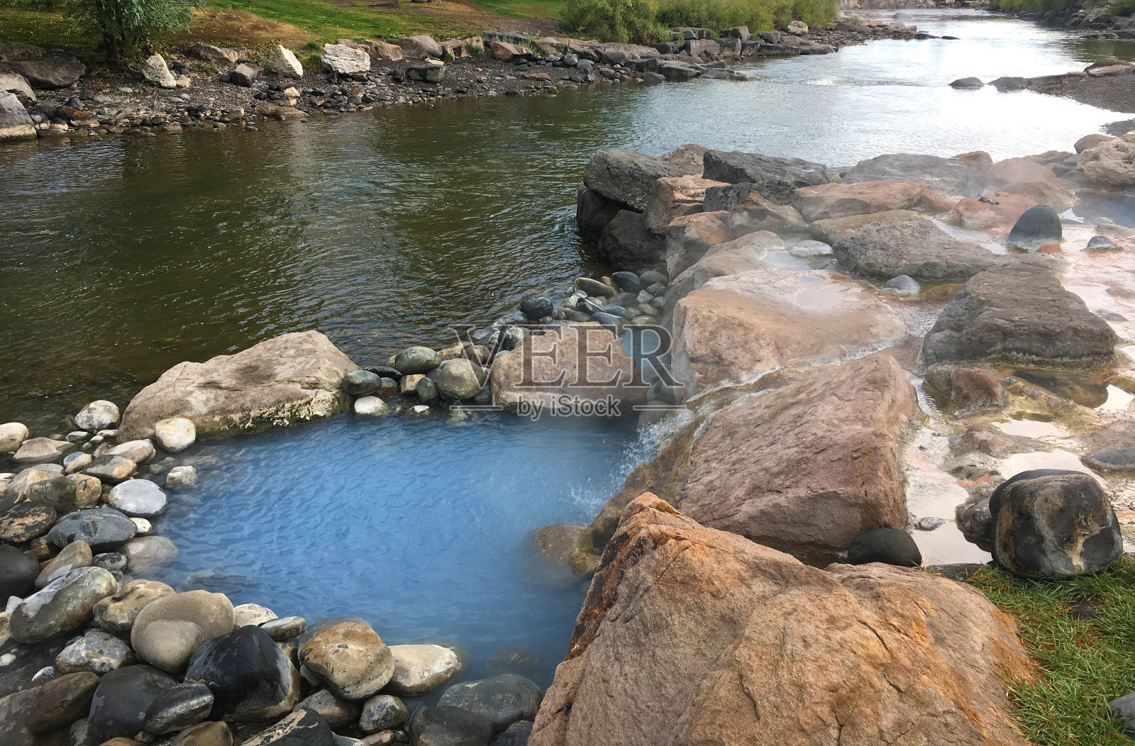 圣胡安河边的热水池照片摄影图片