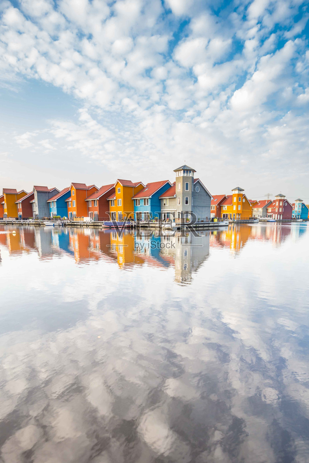 荷兰格罗宁根的彩色房屋倒映在水中照片摄影图片