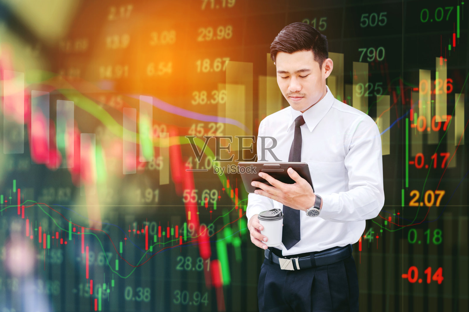 商人利用数字平板电脑对股票市场金融交易信息和交易图形进行背景分析插画图片素材