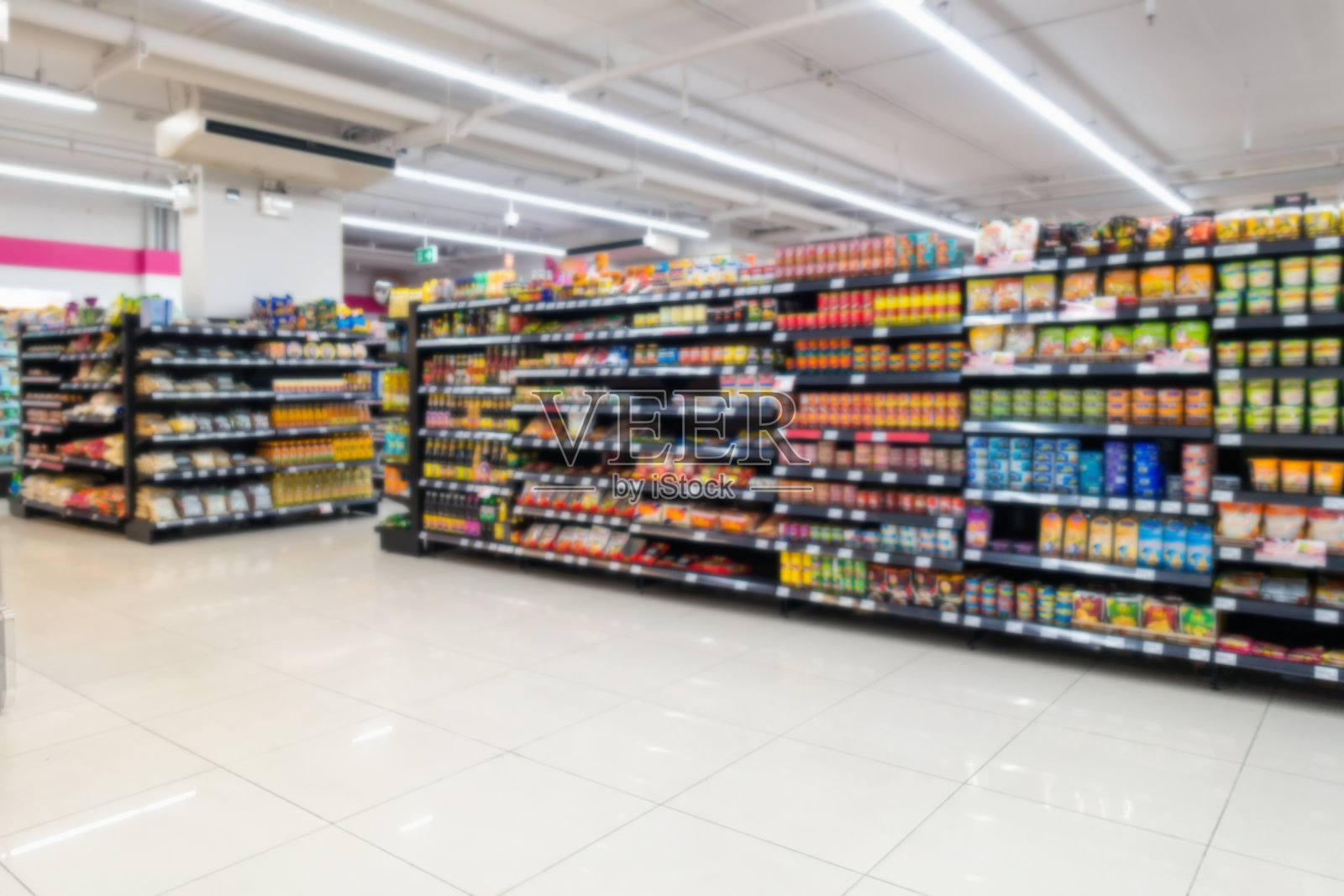 抽象模糊在超市和商品货架上的产品照片摄影图片
