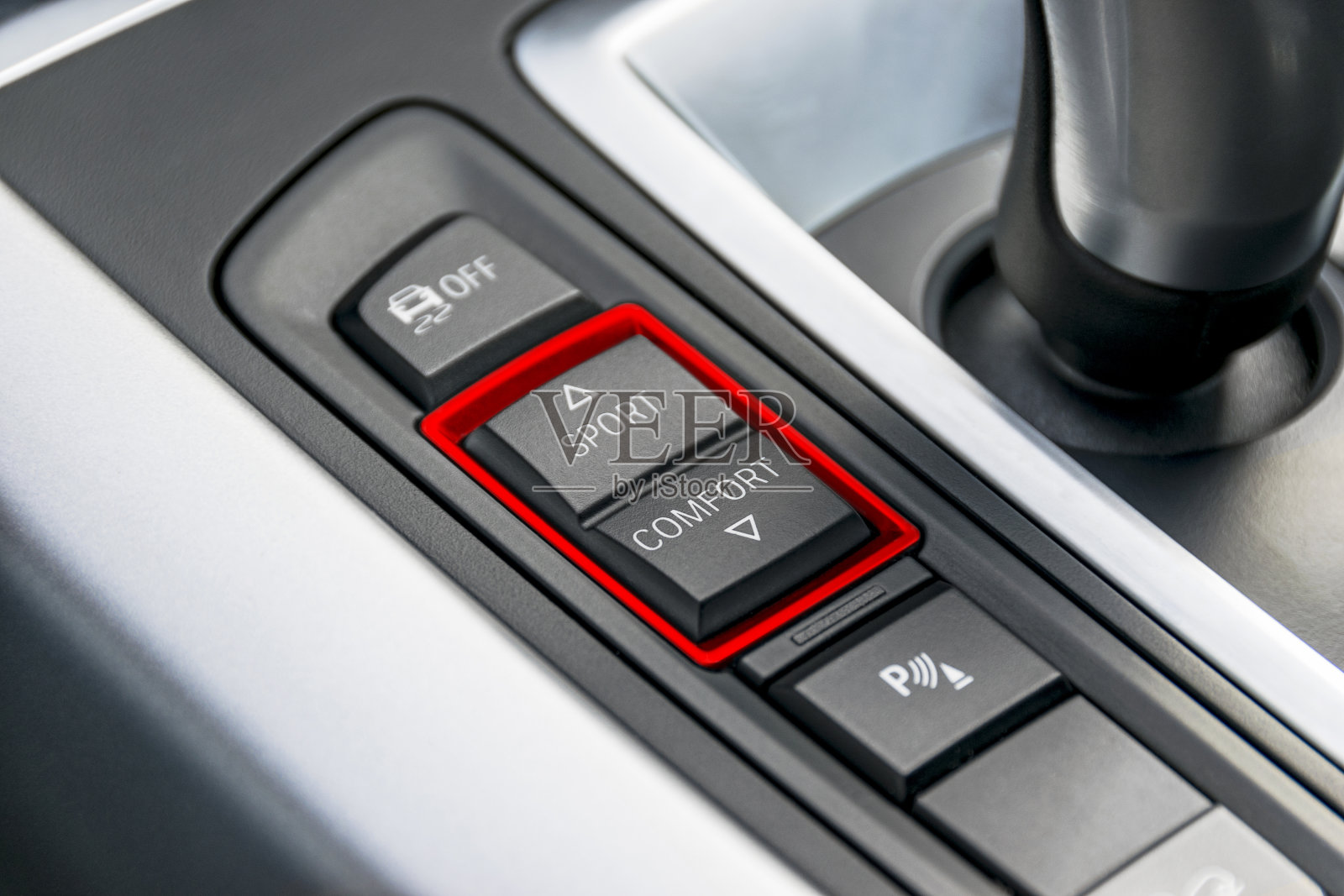 轨道控制按钮接近自动变速杆，是一款现代汽车的内饰细节照片摄影图片