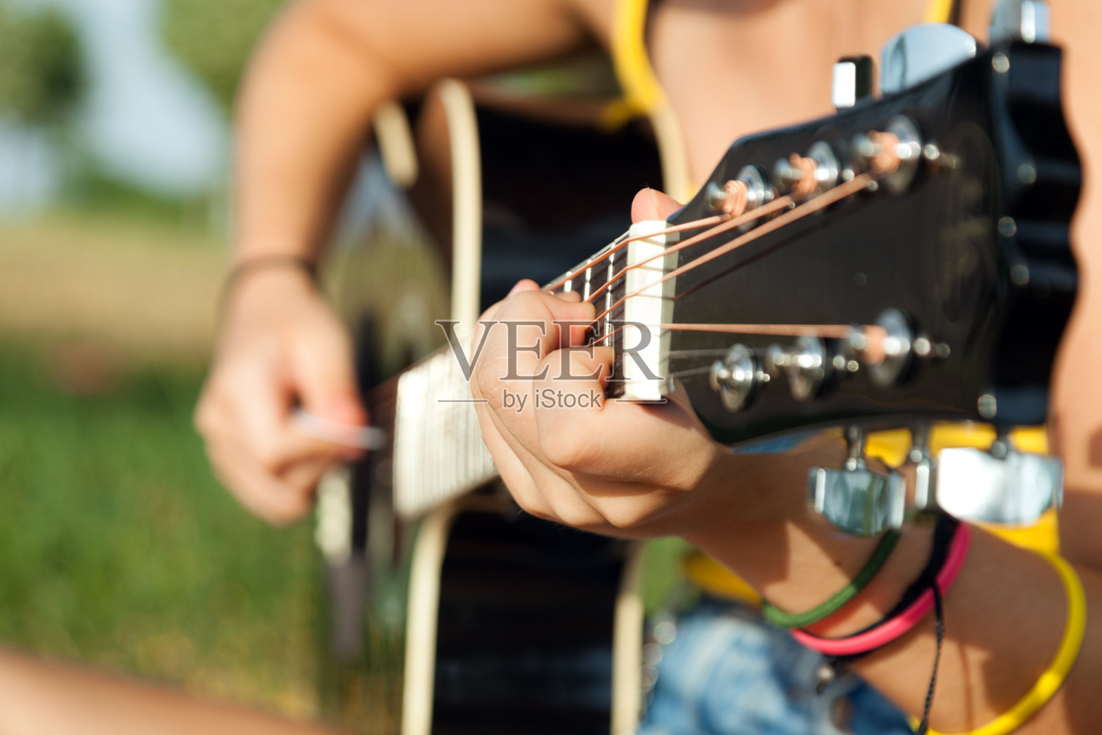 弹奏原声吉他的年轻女子照片摄影图片