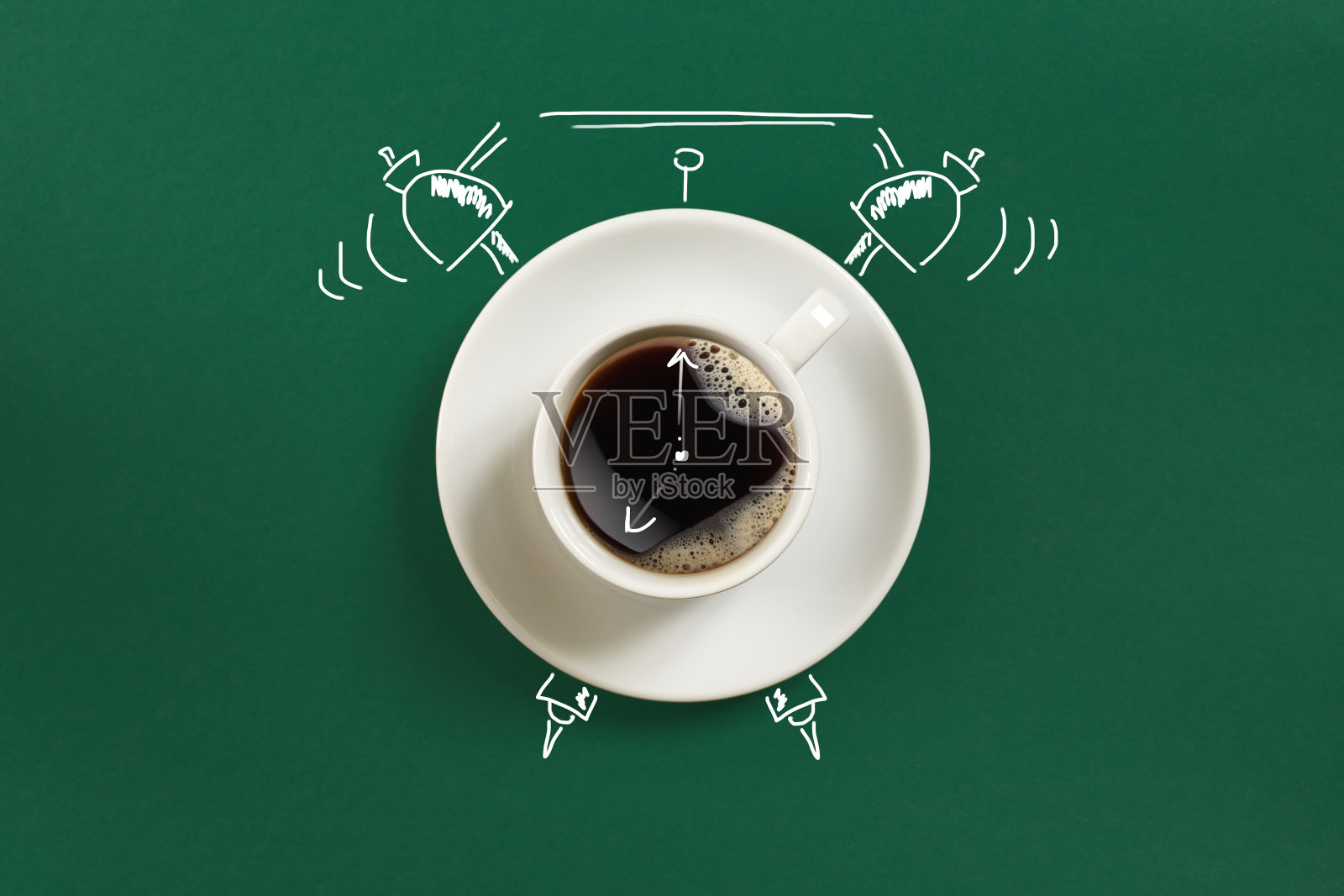时钟。一杯新鲜的意式浓缩咖啡，绿色背景上有时钟标志照片摄影图片