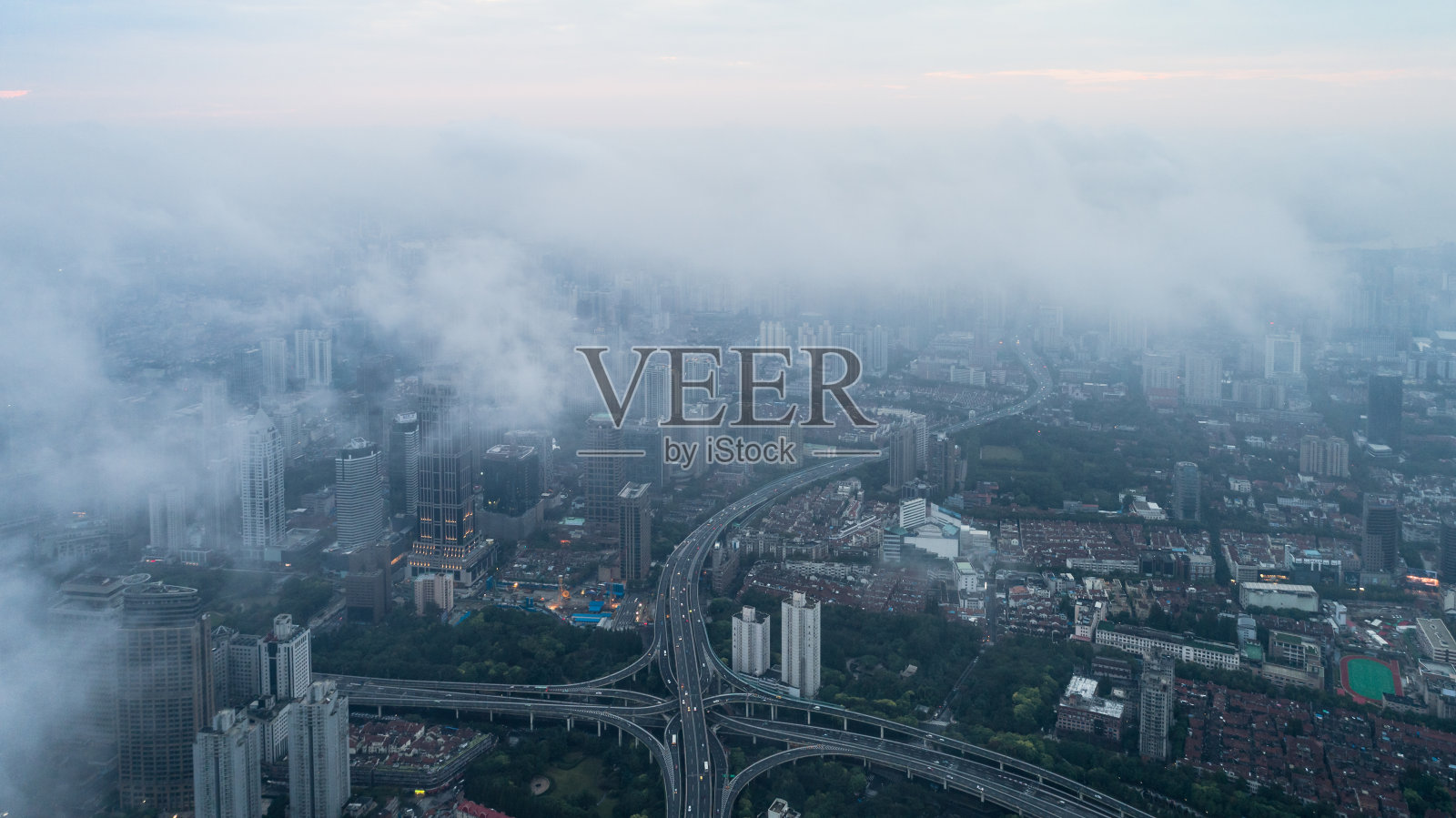 清晨雾中的上海鸟瞰图照片摄影图片