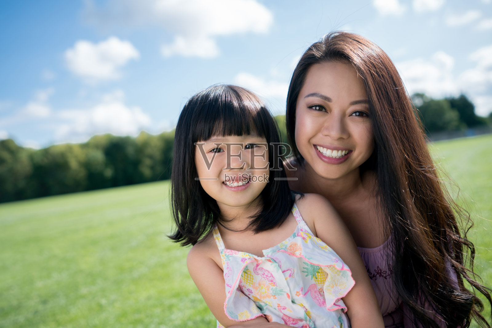 快乐的亚洲母女在公园里照片摄影图片