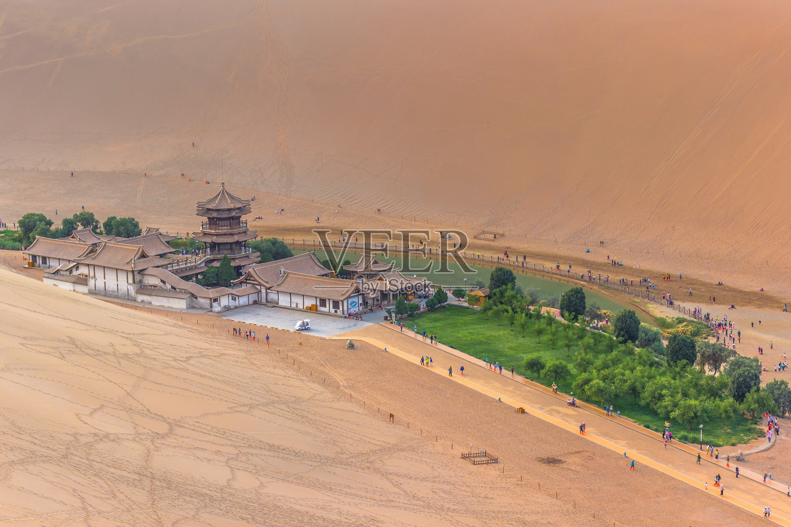 中国敦煌——2014年8月6日:中国敦煌新月湖绿洲照片摄影图片