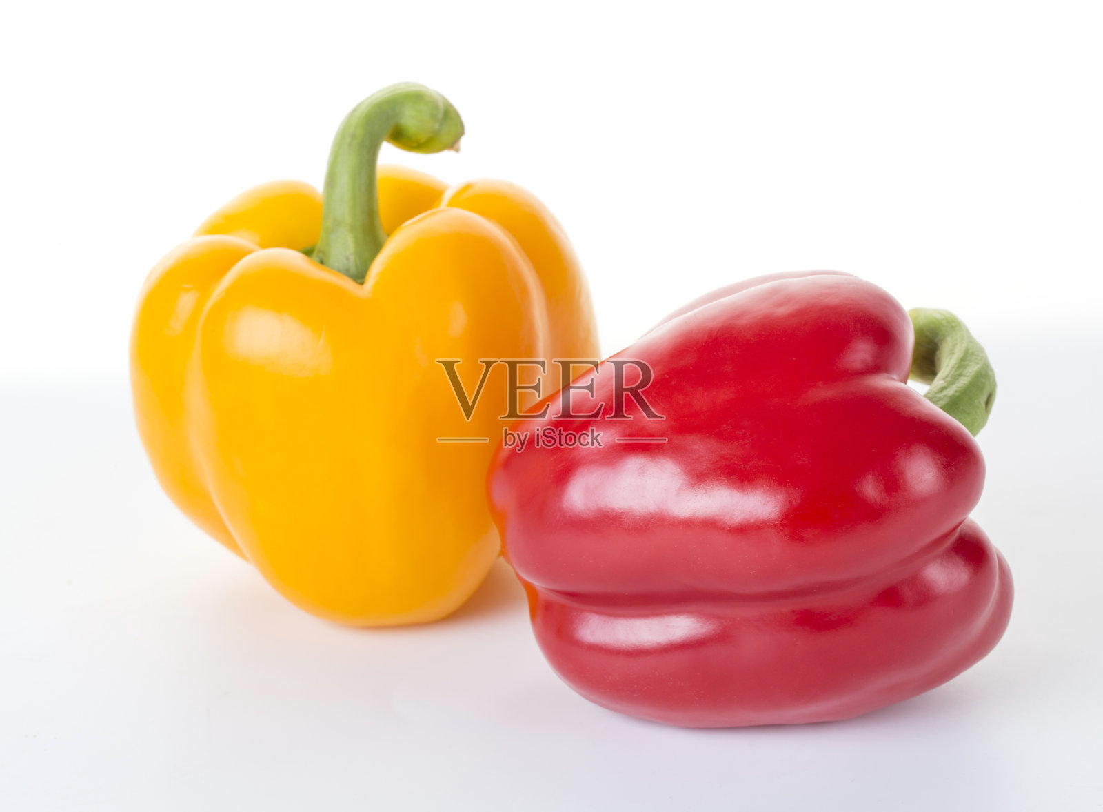 新鲜的红黄青椒，白底。照片摄影图片