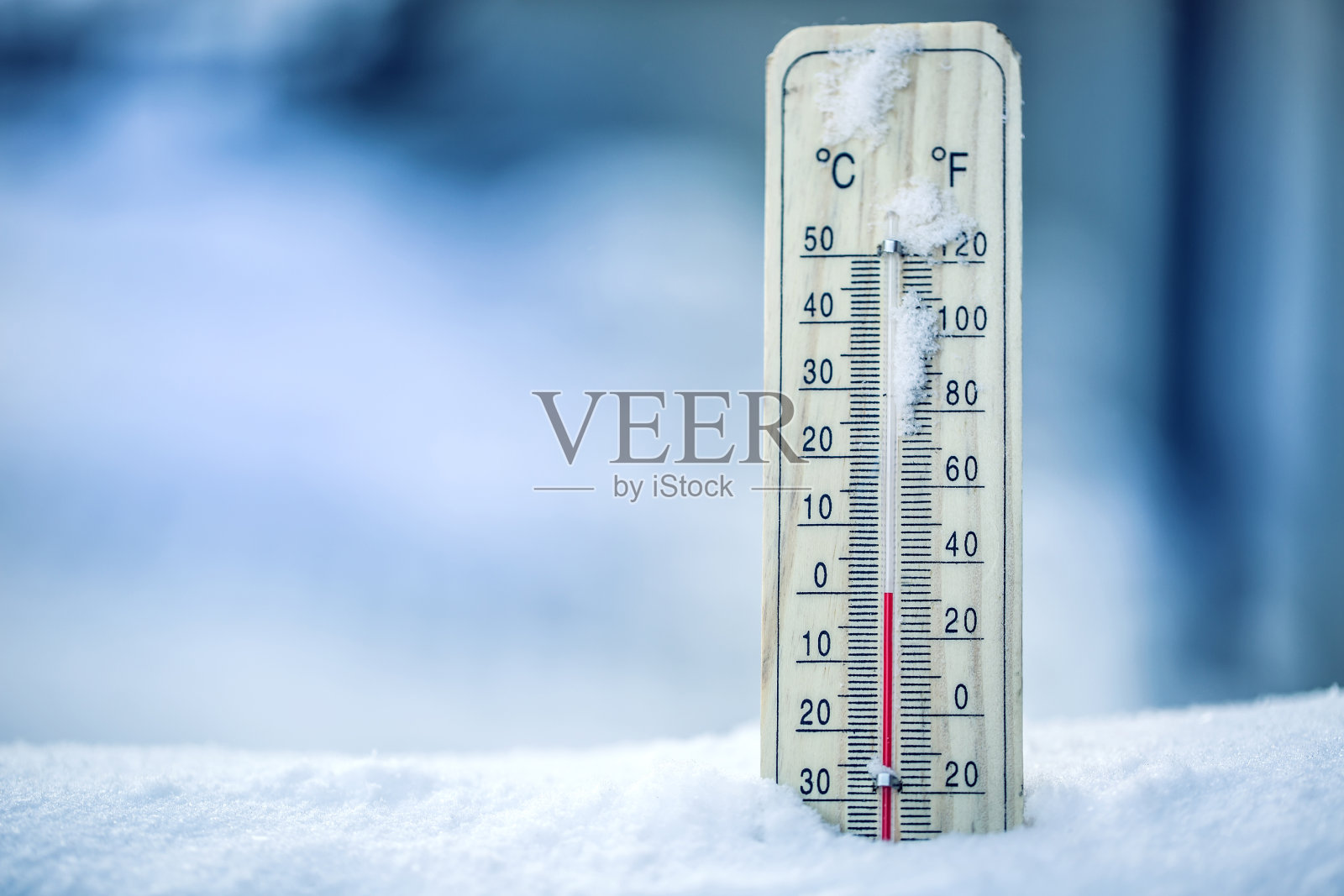 雪上的温度计显示低温-零度。摄氏和华氏温度较低。寒冷的冬天——摄氏零度32华氏度照片摄影图片