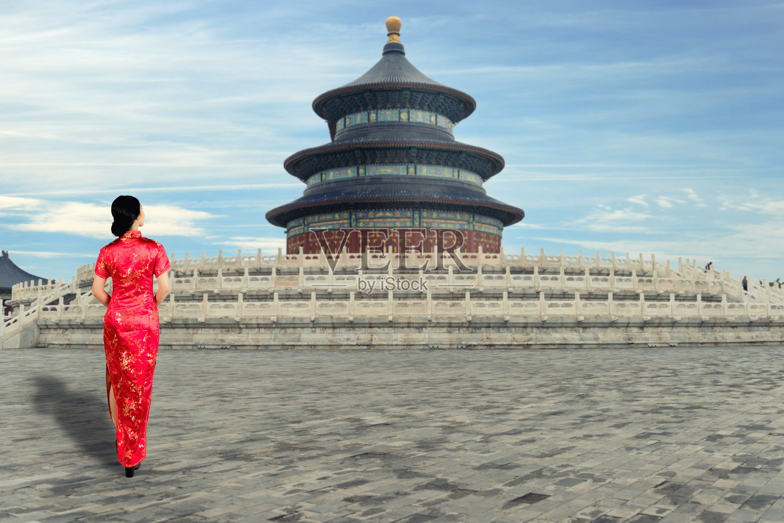 在中国北京的天坛，亚洲年轻女子穿着古老的传统中国服装。照片摄影图片