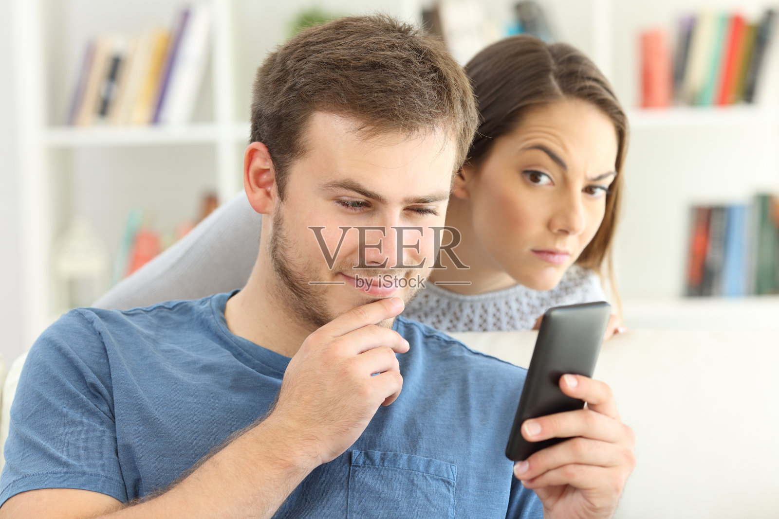 男人在网上约会和女朋友监视照片摄影图片