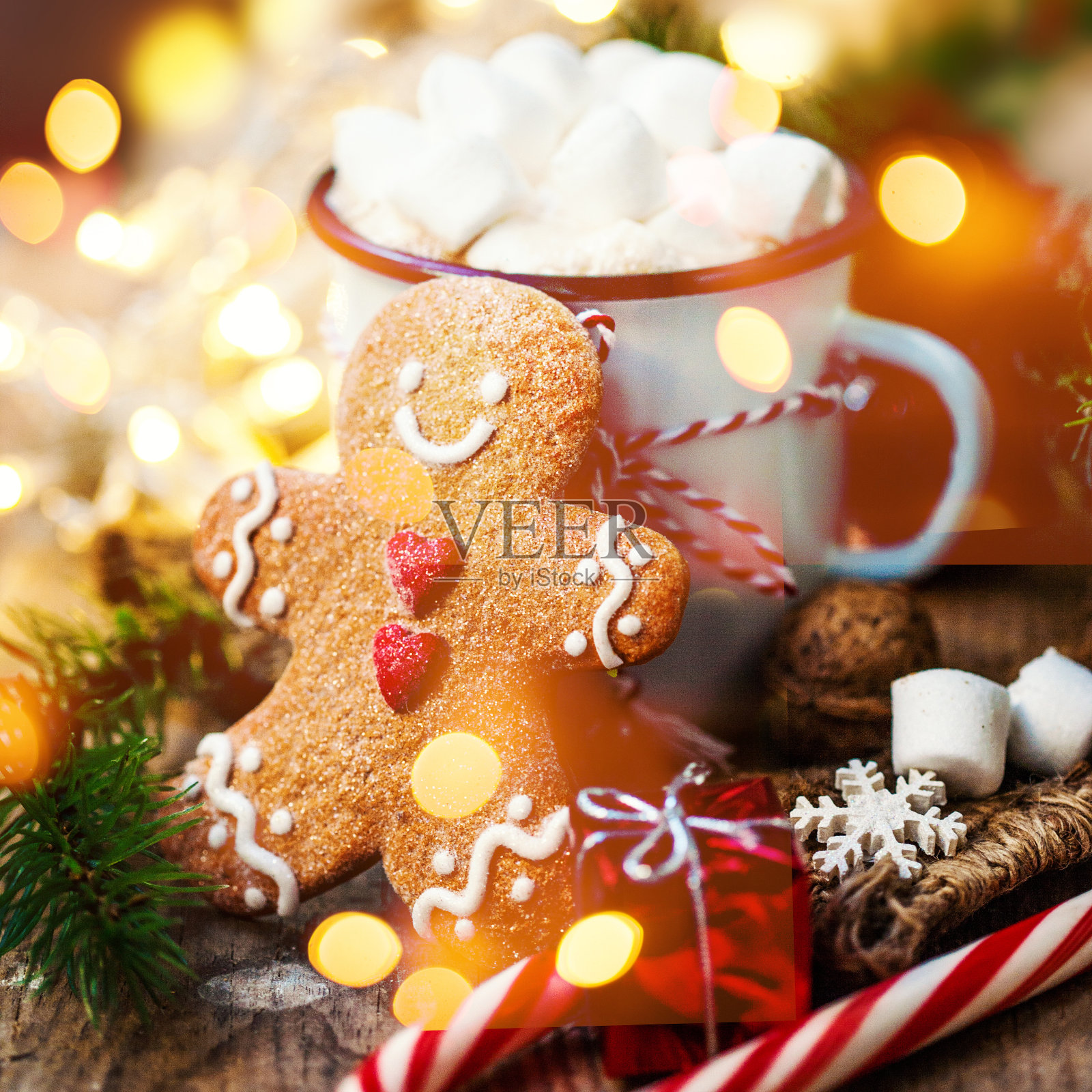 圣诞卡与古董马克杯，热可可，棉花糖与圣诞节日装饰照片摄影图片