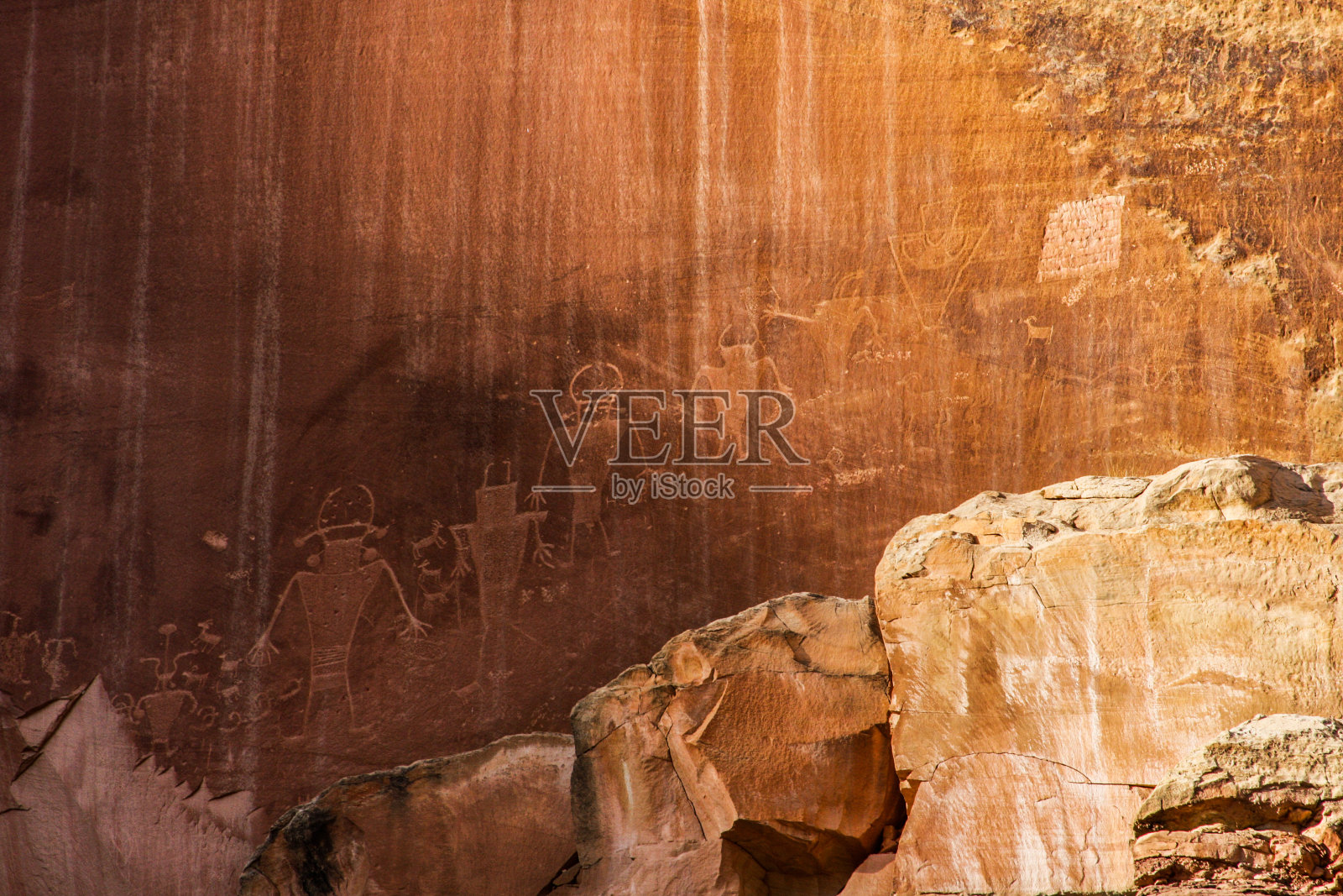 犹他州南部峡谷壁上的岩画照片摄影图片