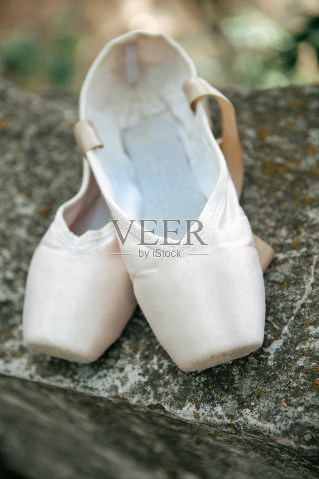 古典芭蕾舞女演员的尖头鞋，特写水泥照片摄影图片
