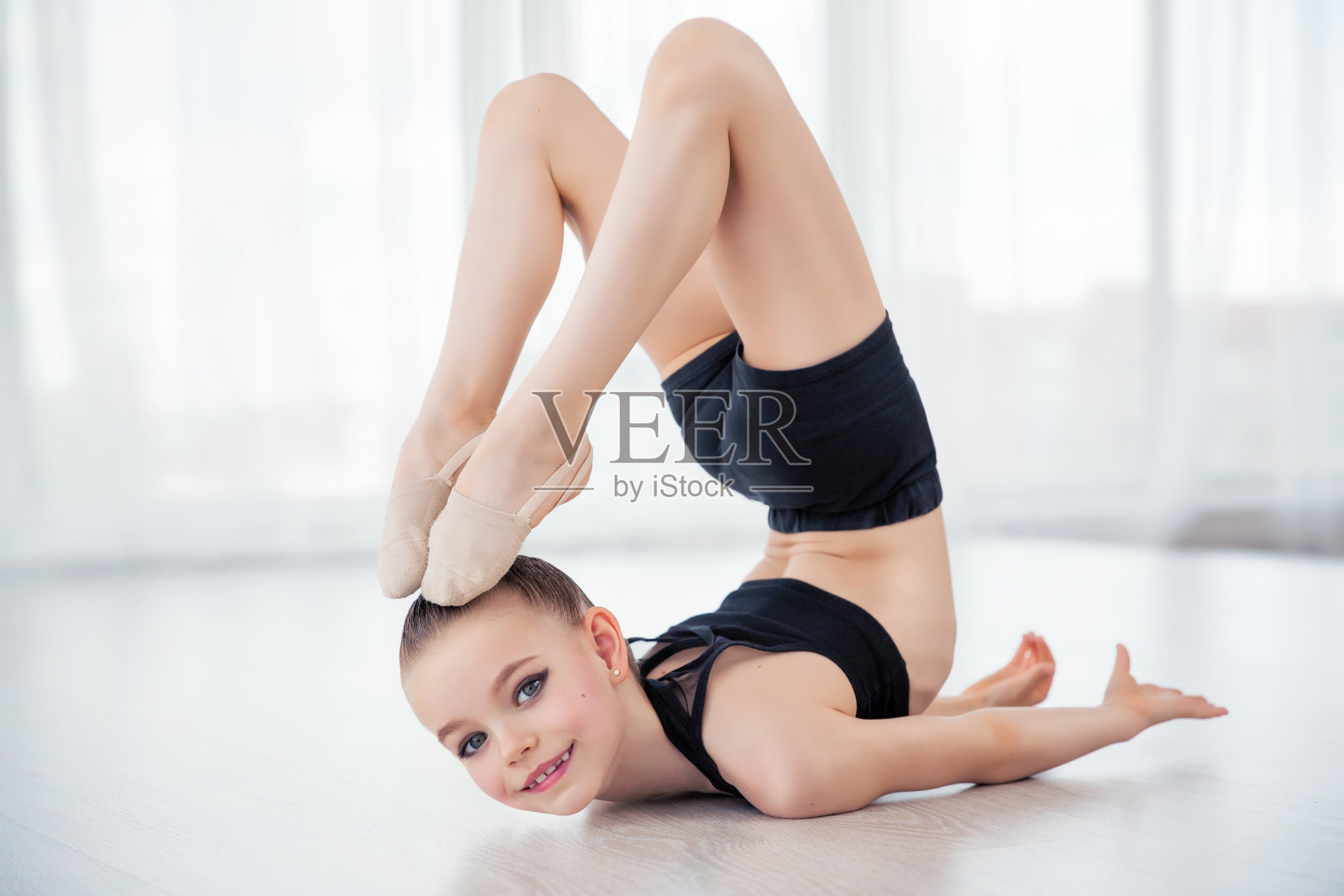 柔韧的孩子，美丽的小体操女孩在健身课上做体操或锻炼照片摄影图片