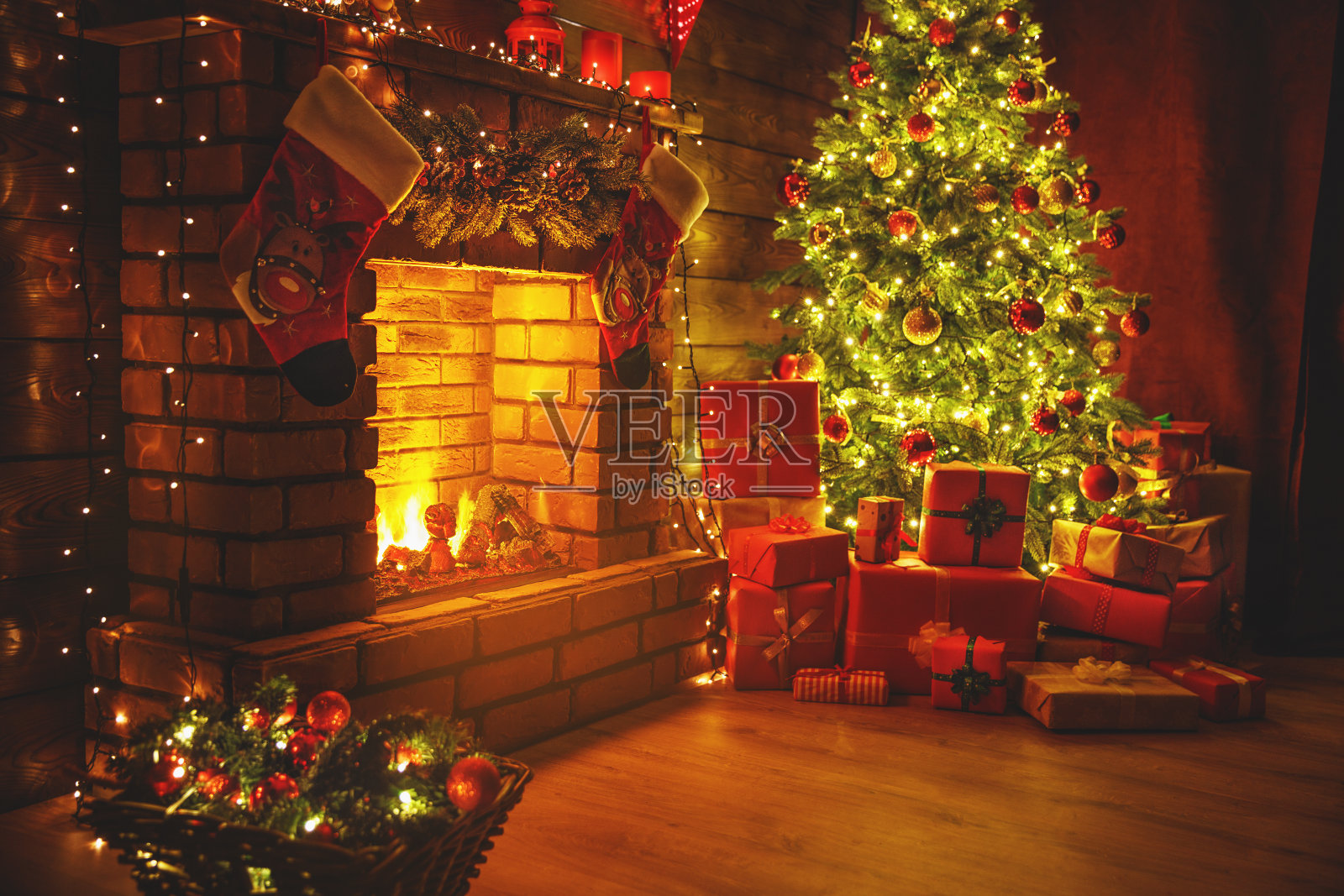 室内的圣诞节。魔法发光的树，黑暗中的壁炉礼物照片摄影图片