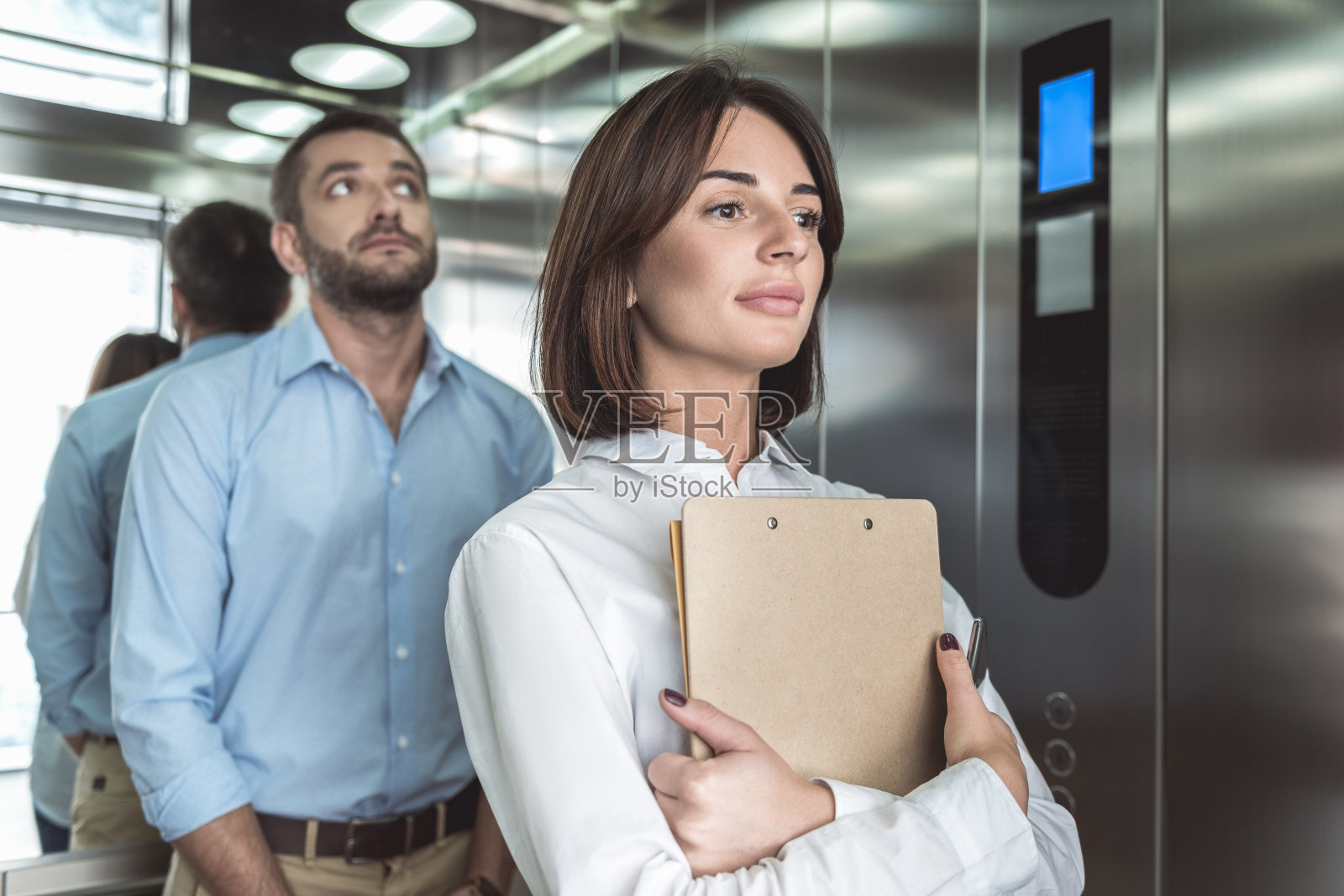 商业夫妻在电梯里崛起照片摄影图片
