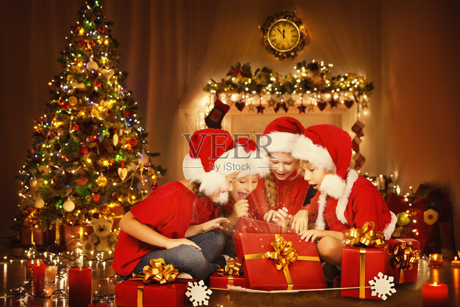 圣诞儿童打开礼物盒，快乐的孩子打开礼物盒在圣诞树家室内照片摄影图片