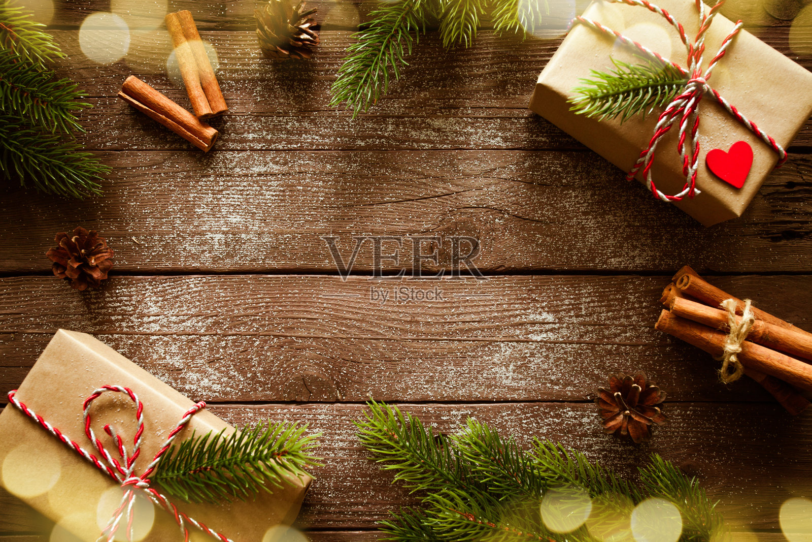 圣诞礼物盒与冷杉枝木制背景俯视图插画图片素材