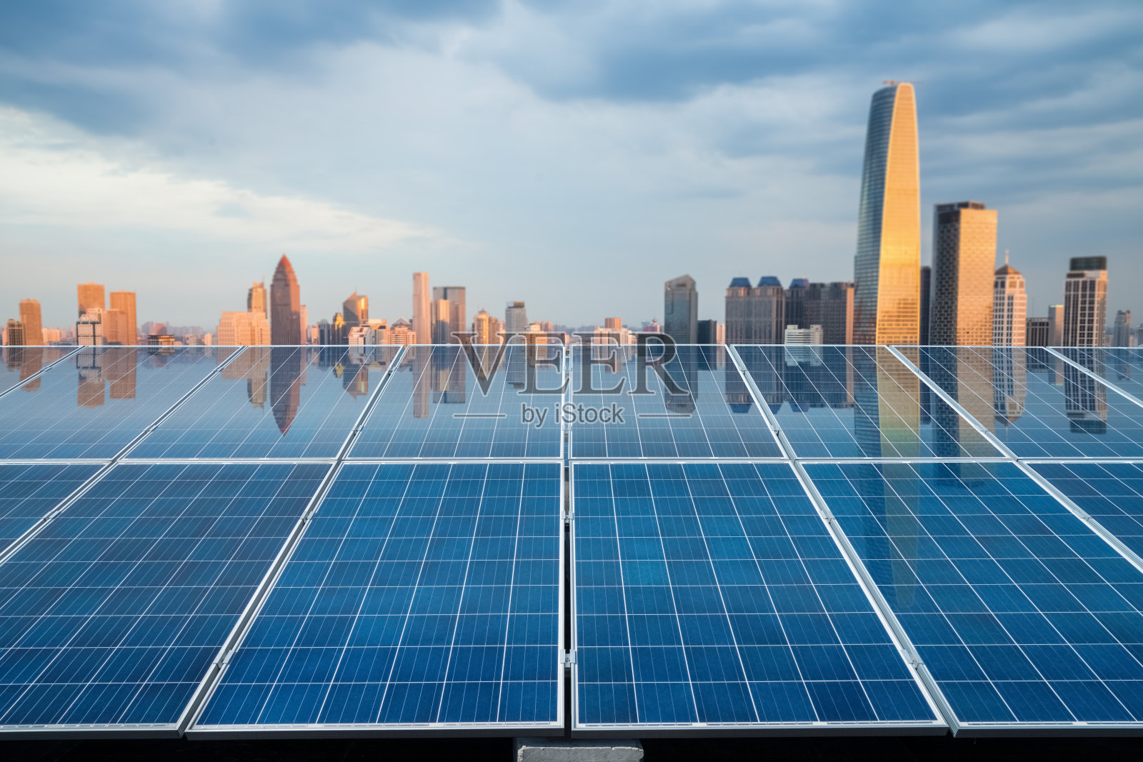 太阳能电池板与城市黄昏照片摄影图片