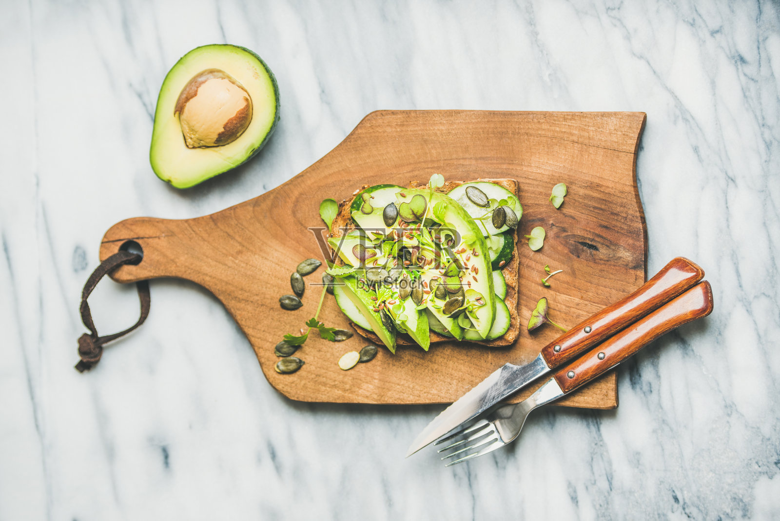 健康的绿色蔬菜早餐概念与三明治在船上照片摄影图片