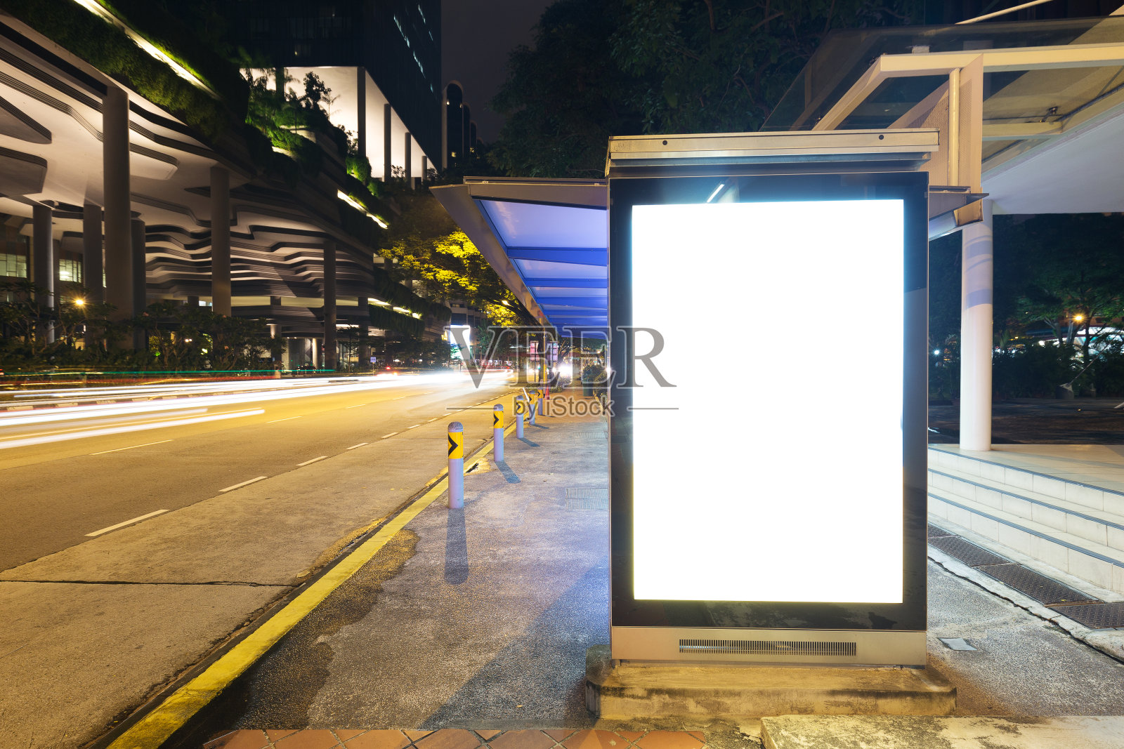 现代城市街道上的空白广告牌照片摄影图片