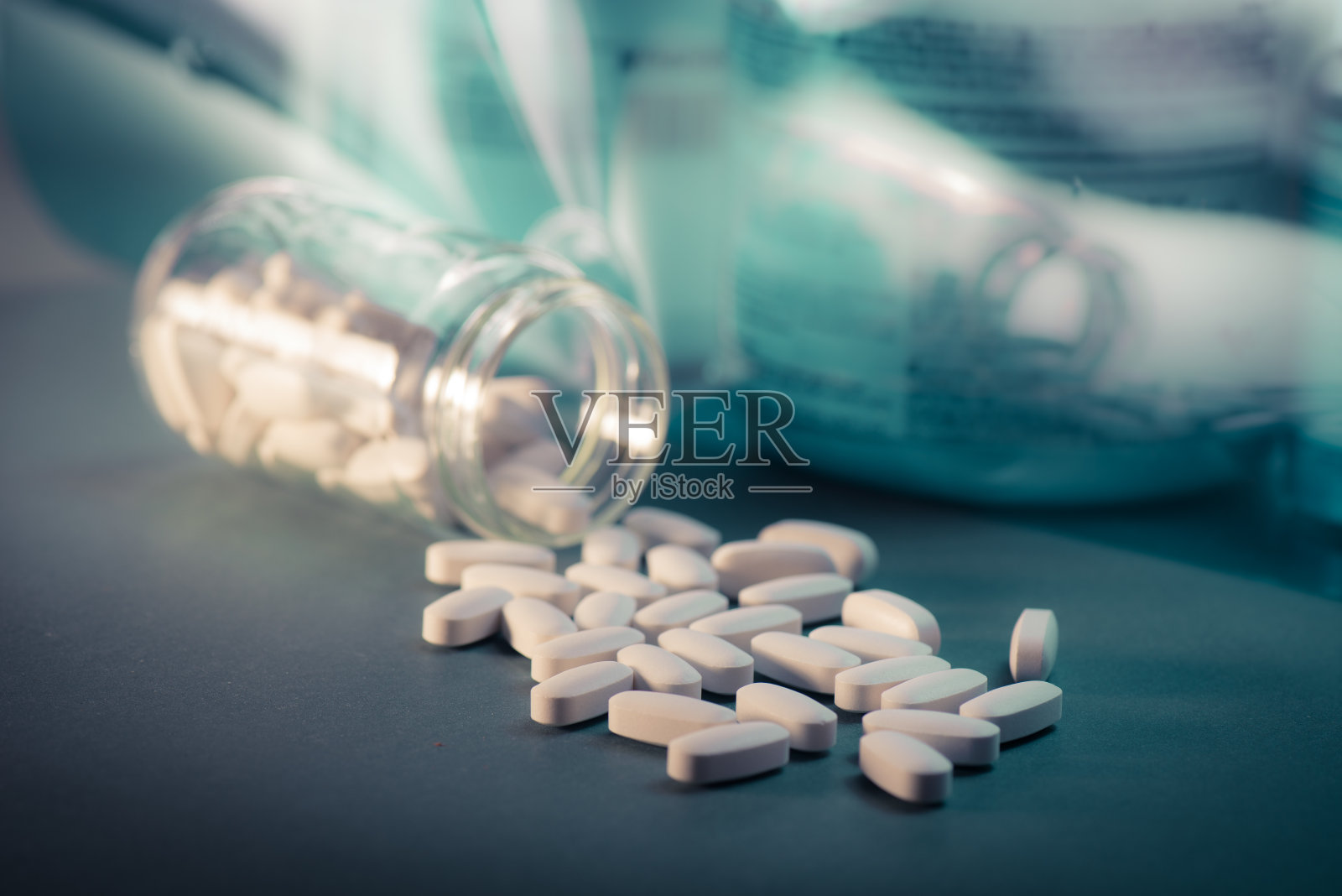 药物，药物或补充药片在桌子上有颜色效果。健康的概念。医学背景。照片摄影图片