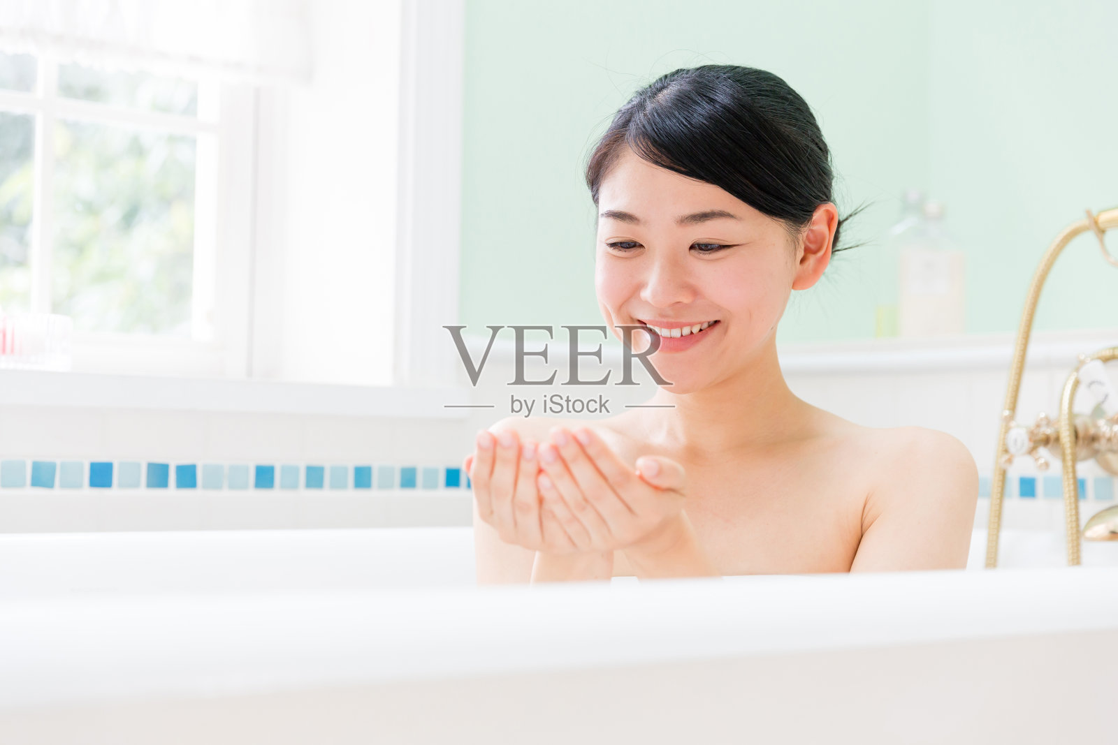 年轻的亚洲女人在浴室里照片摄影图片