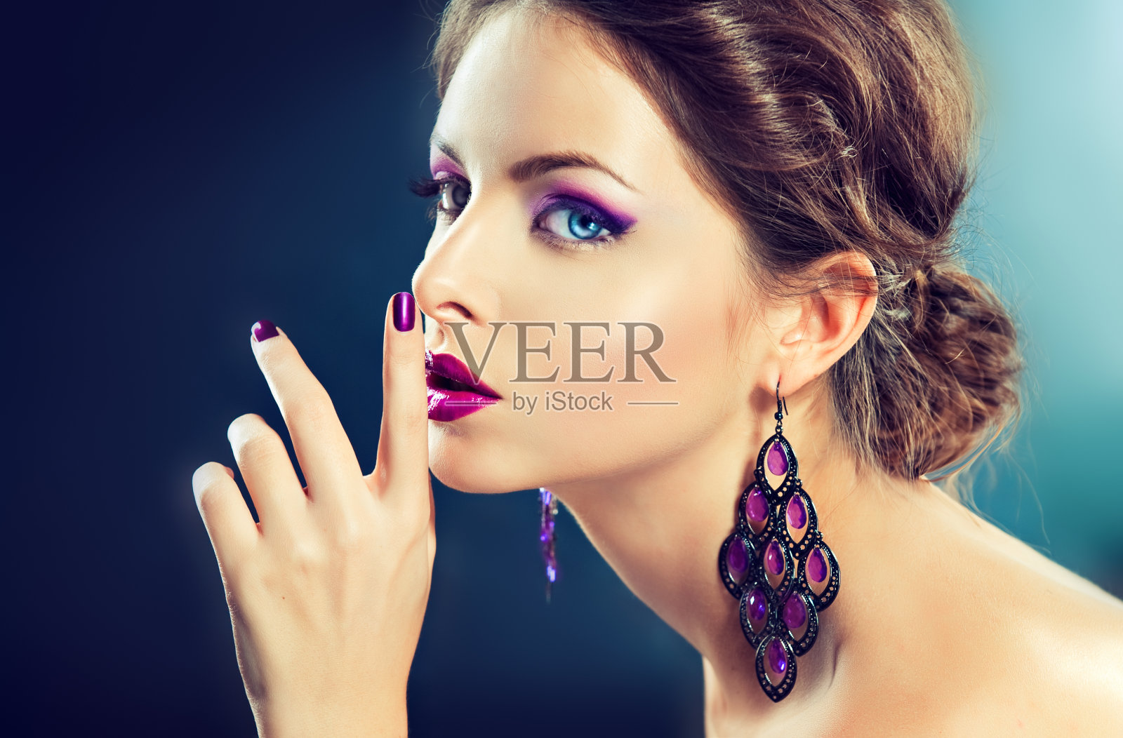 明亮时尚的紫色和紫罗兰色的化妆和美甲。照片摄影图片