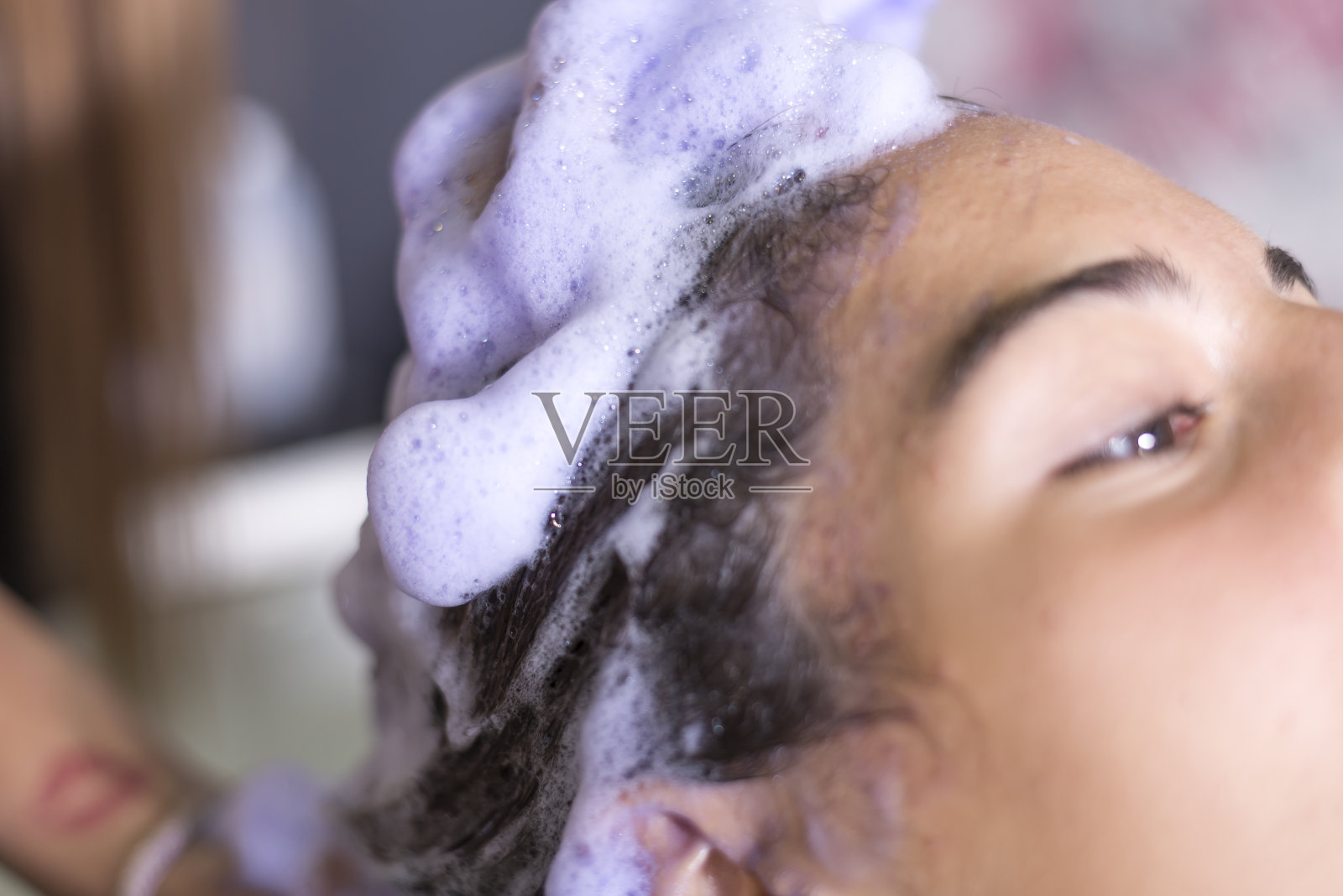 一位年轻女子在美容院洗头照片摄影图片