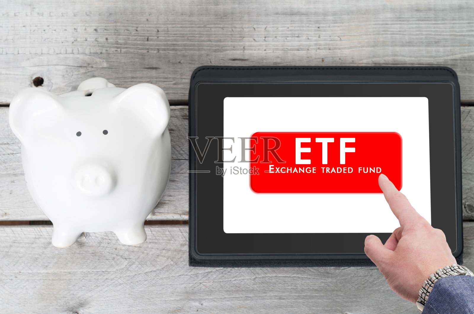 ETF交易概念，商人按下平板电脑屏幕上的按钮照片摄影图片
