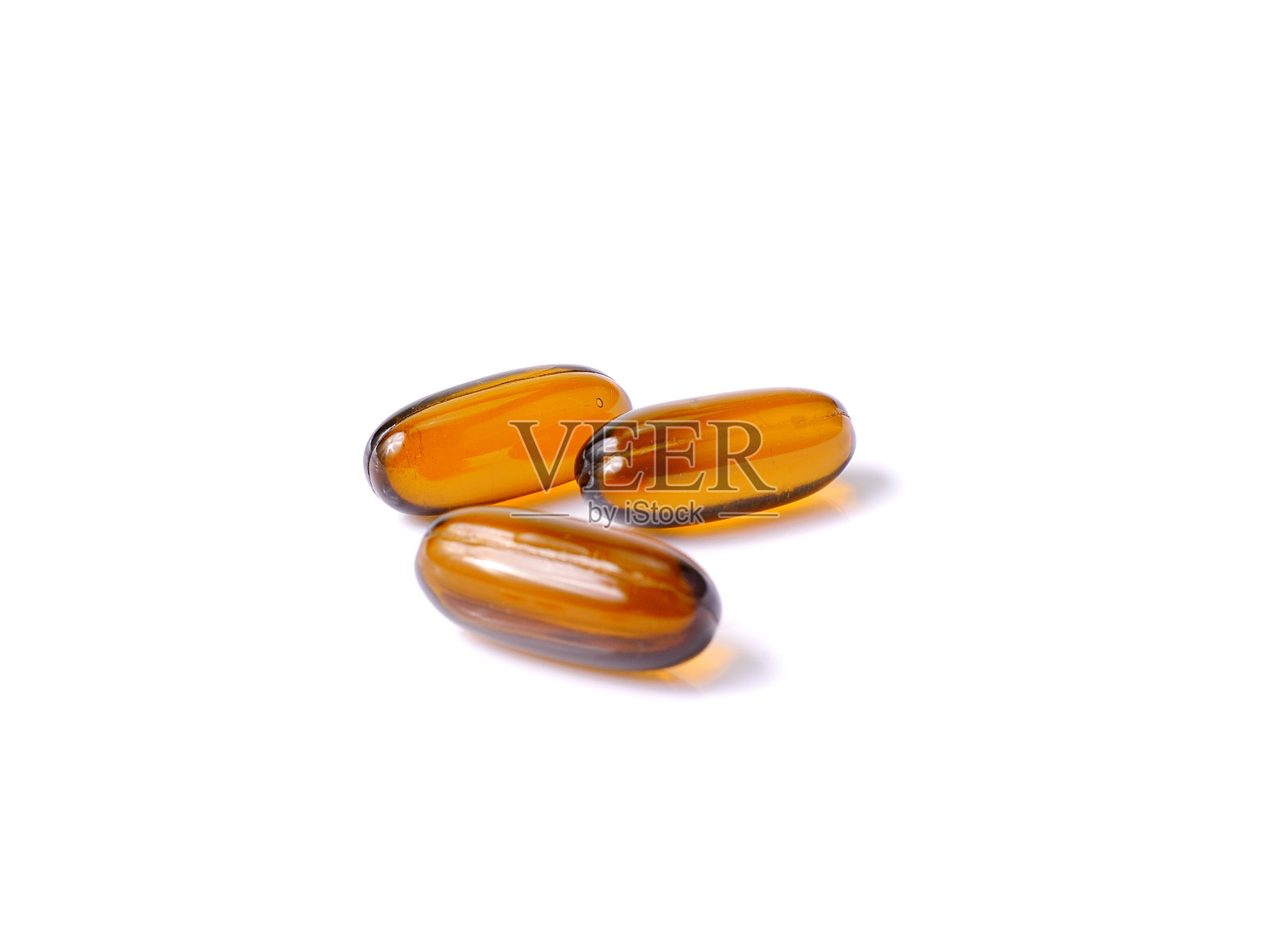 维生素Omega-3鱼油胶囊对白色背景，棕色胶囊药物照片摄影图片
