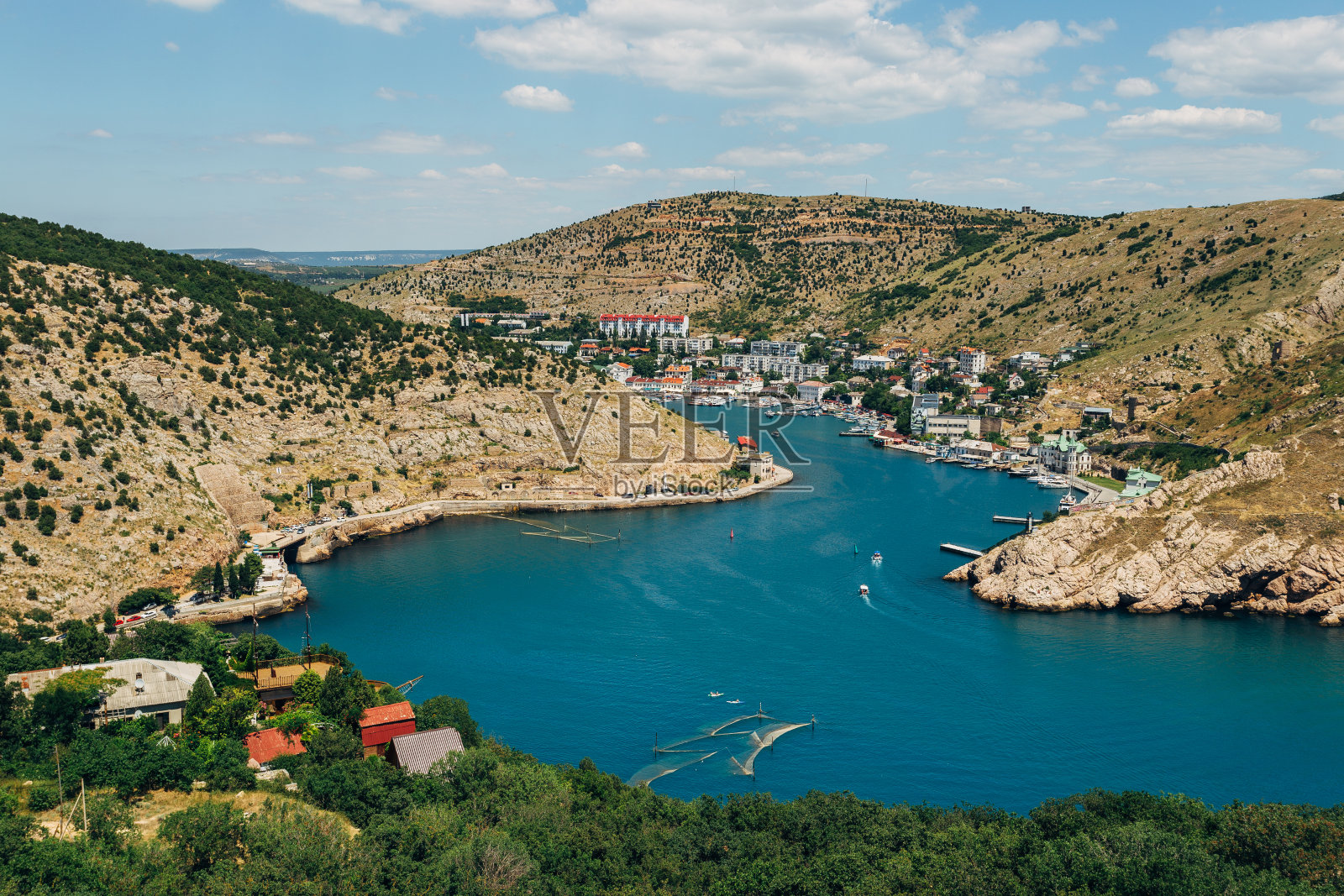 美丽的黑海和巴拉克拉瓦湾景色。全景城市，船舶和港口照片摄影图片