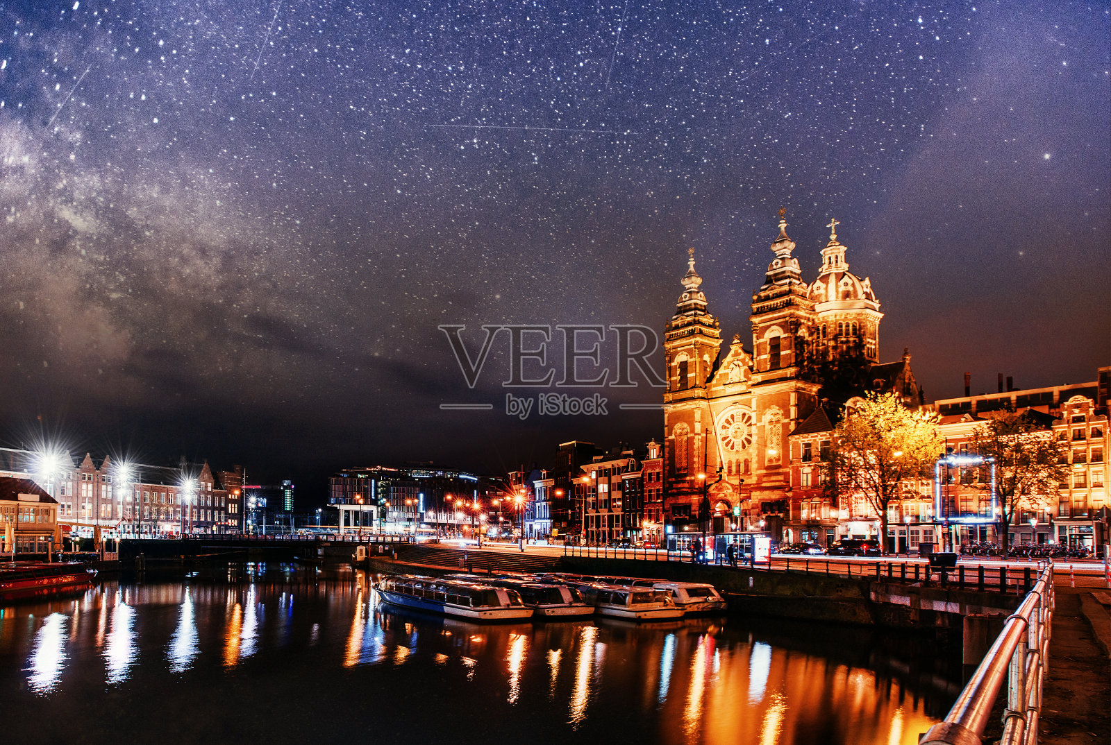 阿姆斯特丹的美丽夜晚。照明的建筑照片摄影图片