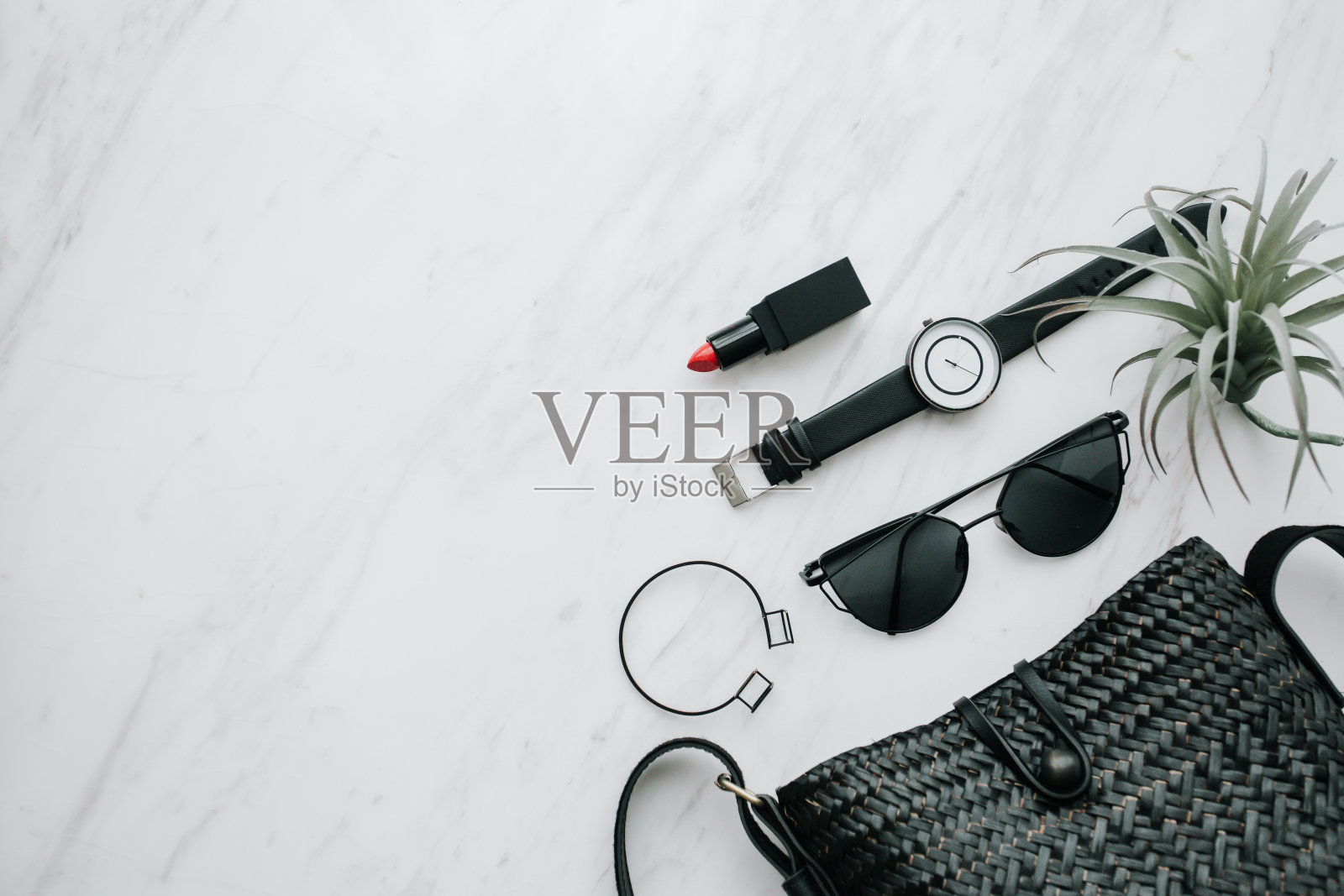 Libstick与黑色太阳眼镜和包，手表和手镯与购物美丽的概念，智能和别致的女士在大理石背景照片摄影图片