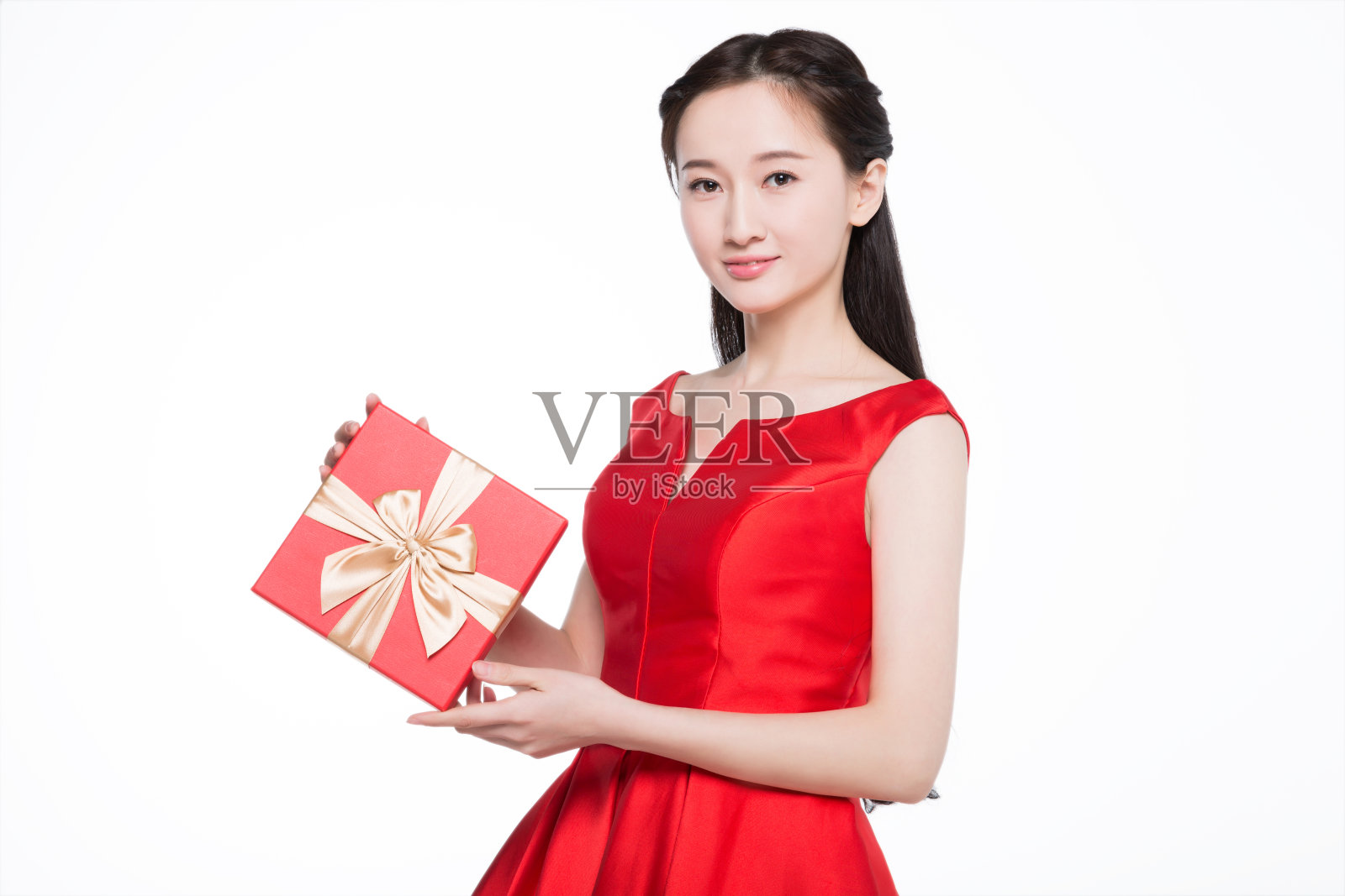 穿红衣服的女人拿着礼品盒照片摄影图片