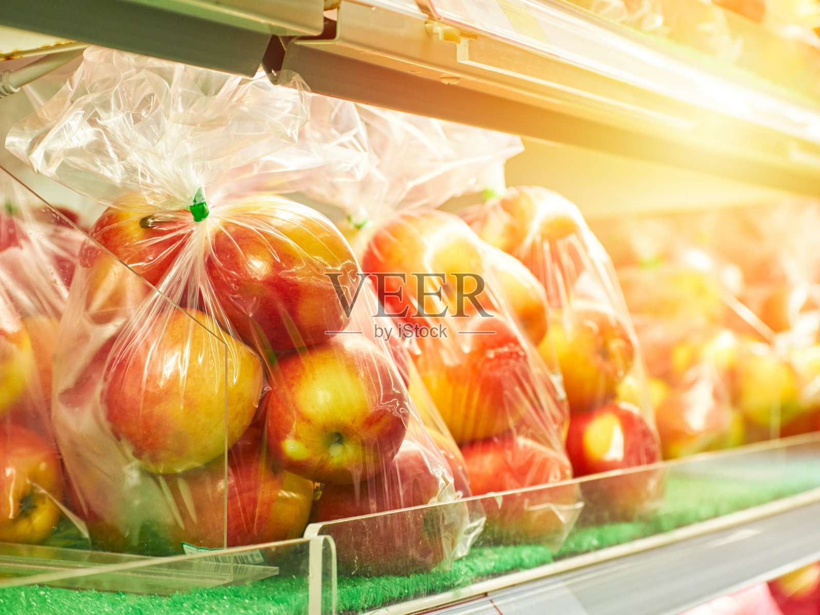 新鲜的红苹果装在塑胶袋内，准备在超市出售照片摄影图片