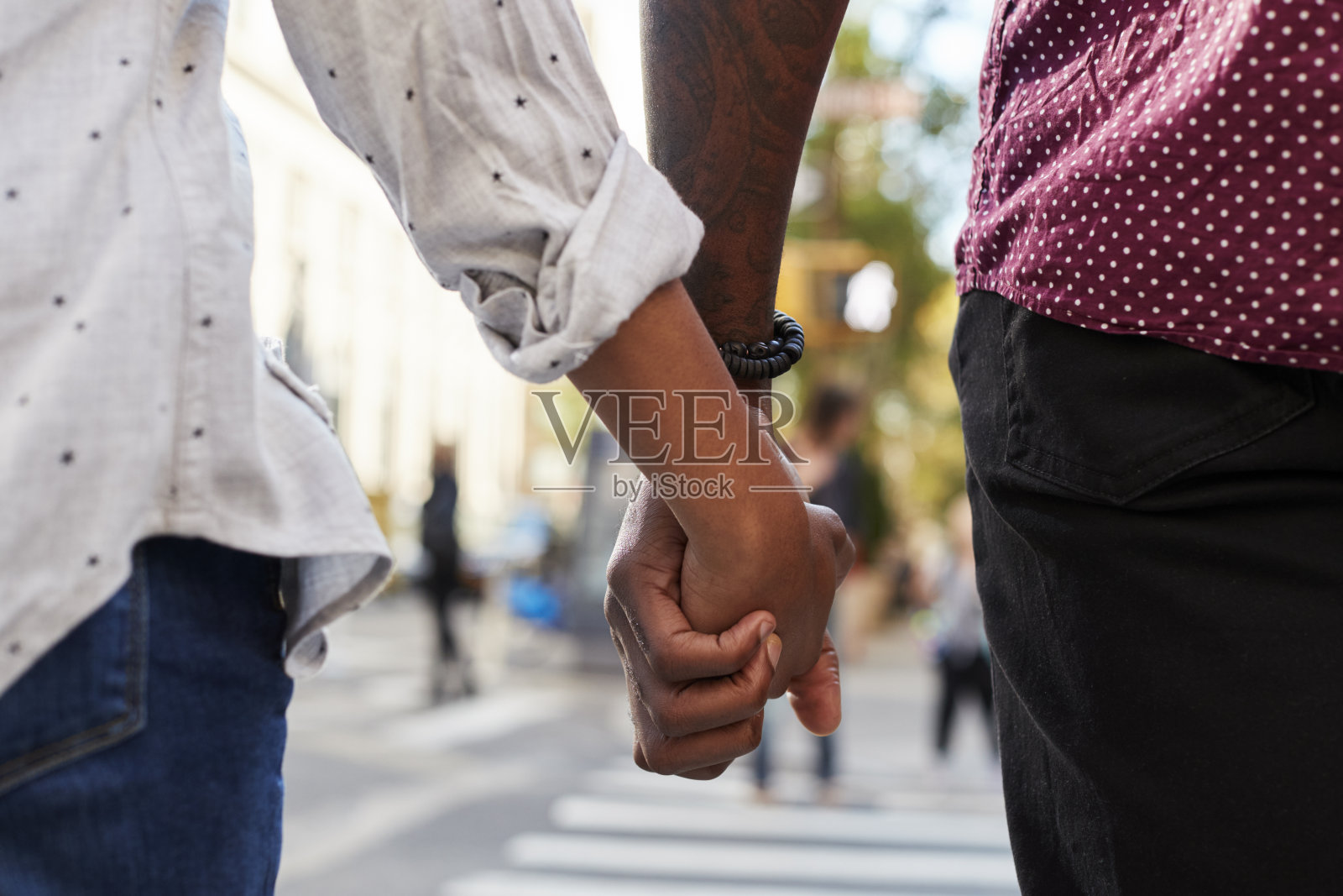 在城市街道上牵着手的夫妇的特写照片摄影图片