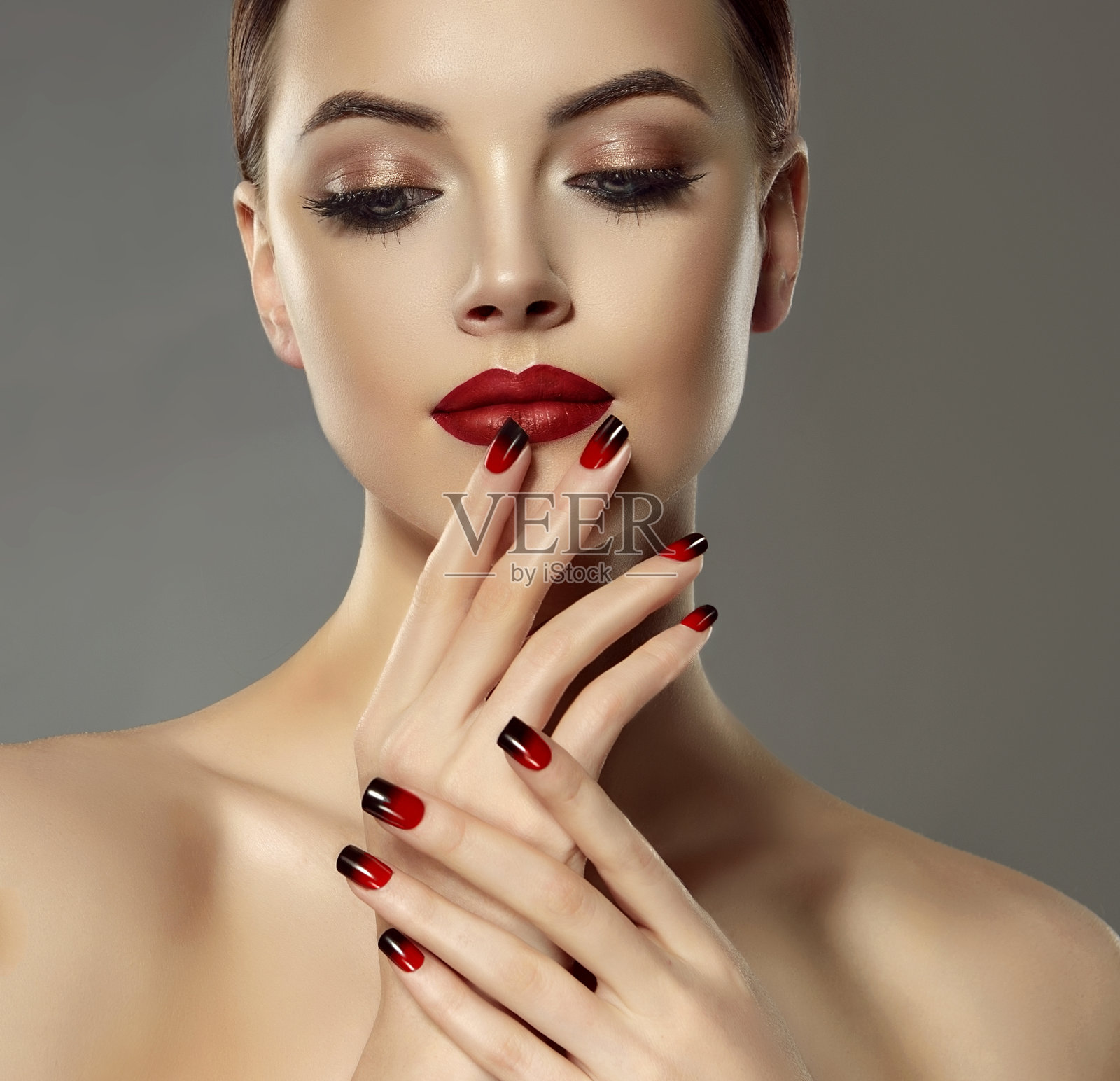 近距离的女人在一个时尚的化妆在红色和黑色的颜色。照片摄影图片
